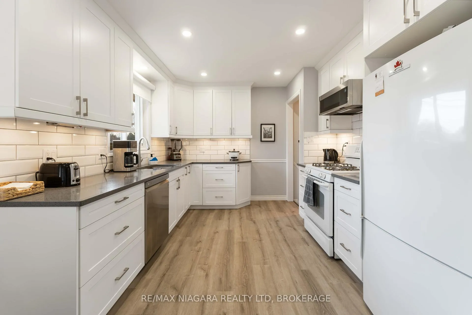 Photo 4 of 2921 Gail Avenue, Niagara Falls, Church's Lane — HOMEH