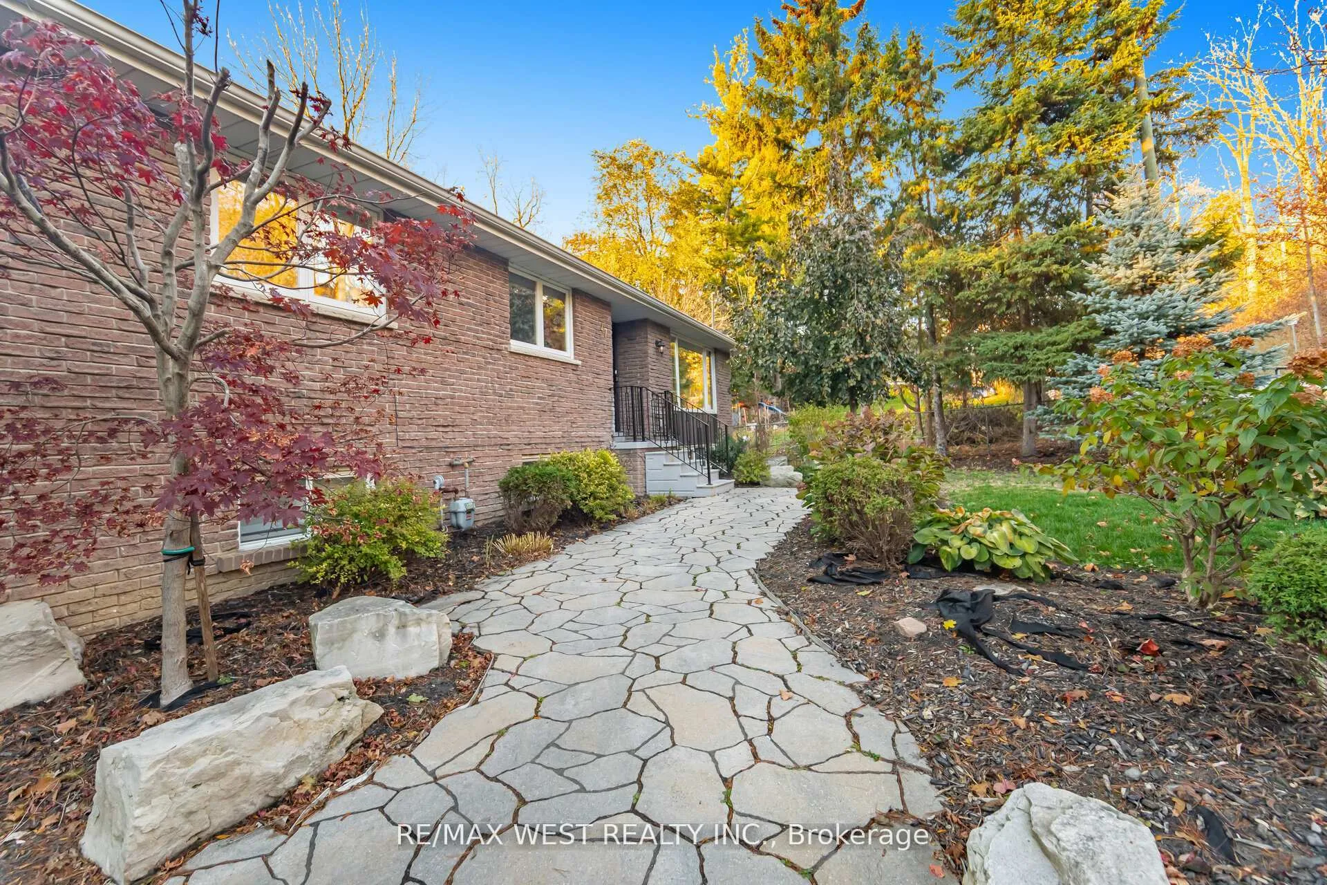Photo 2 of 47 Elizabeth Street, Caledon, Bolton West — HOMEH