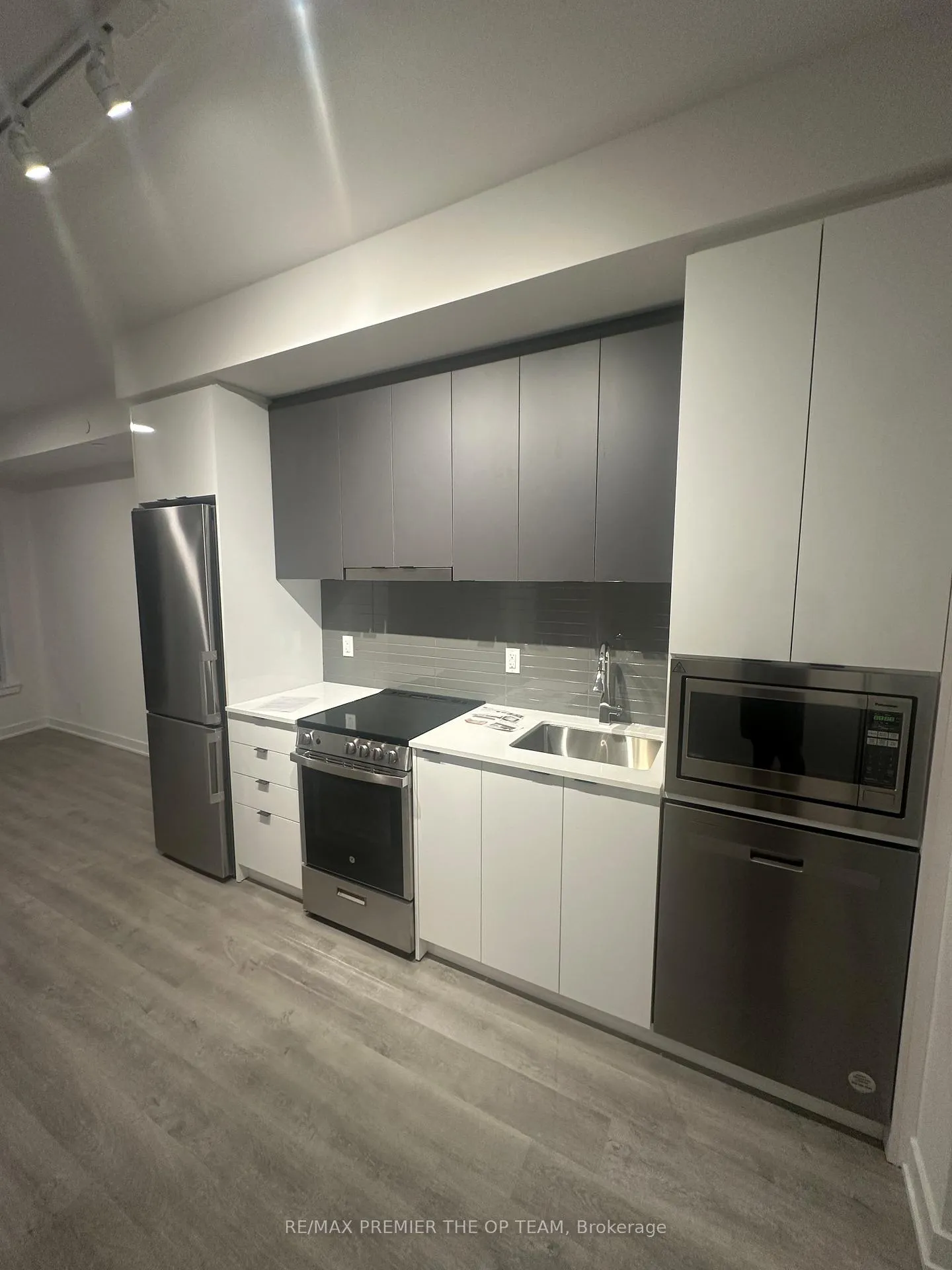 Photo 6 of Unit 403, 30 Upper Mall Way, Vaughan, Brownridge — HOMEH