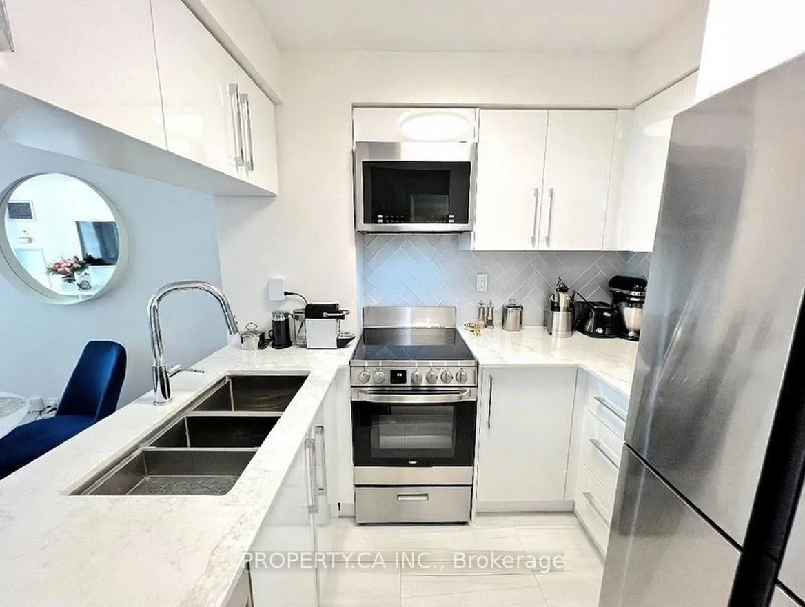 Front of Unit 1012, 736 Bay Street