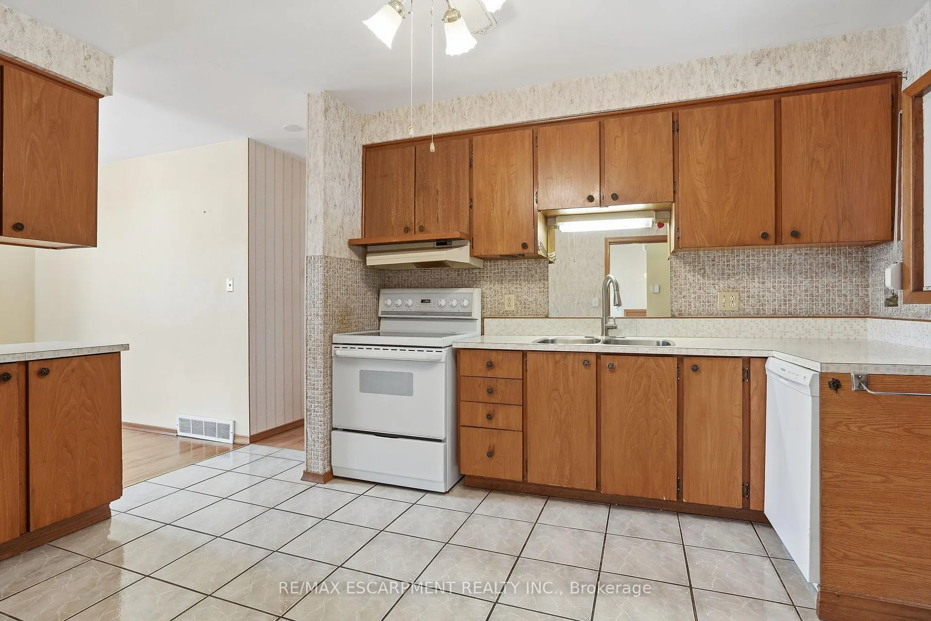 Photo 11 of 63 Marlowe Drive, Hamilton, Rolston — HOMEH