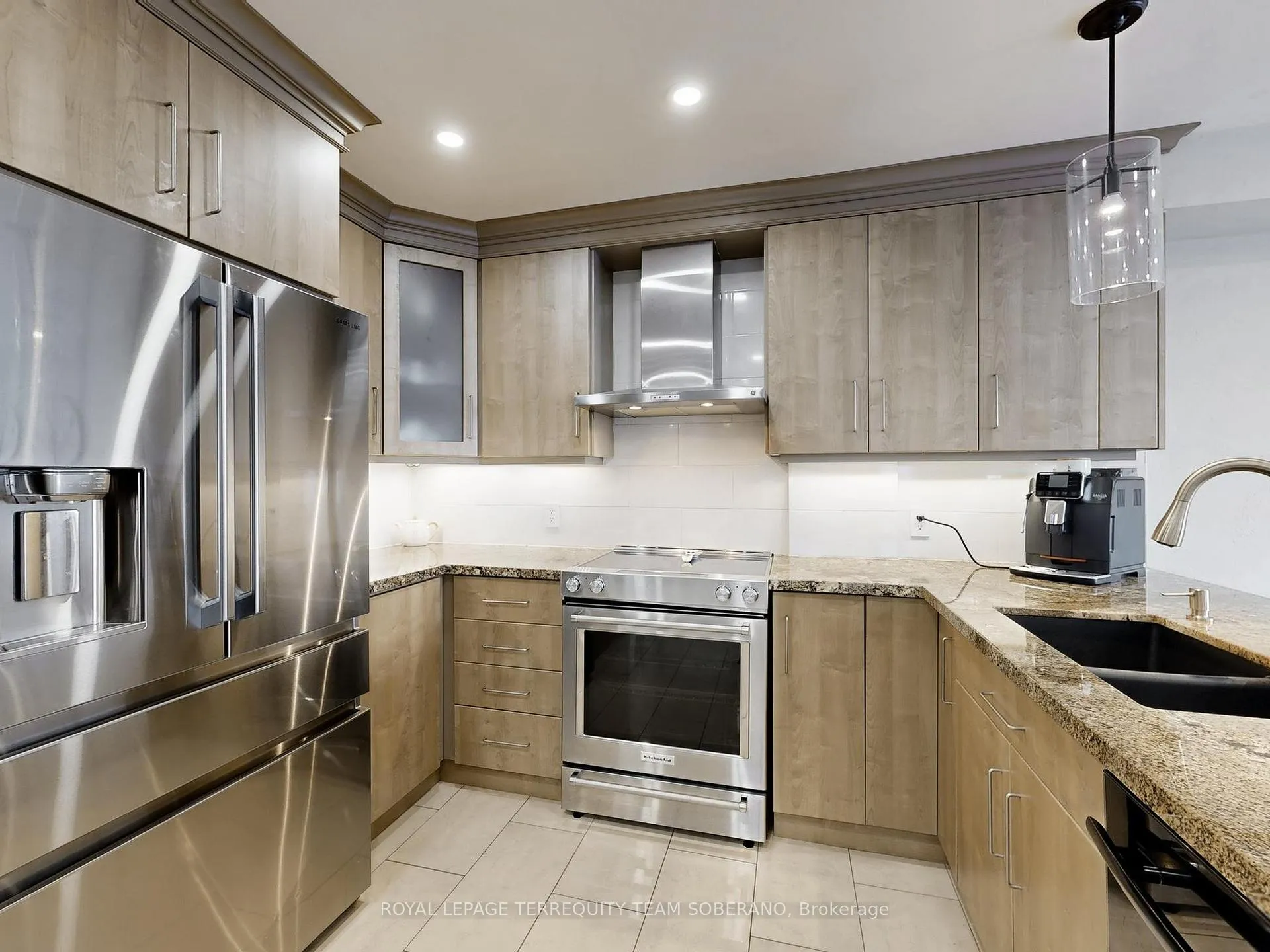 Photo 15 of 121 Adventure Crescent, Vaughan, Vellore Village — HOMEH