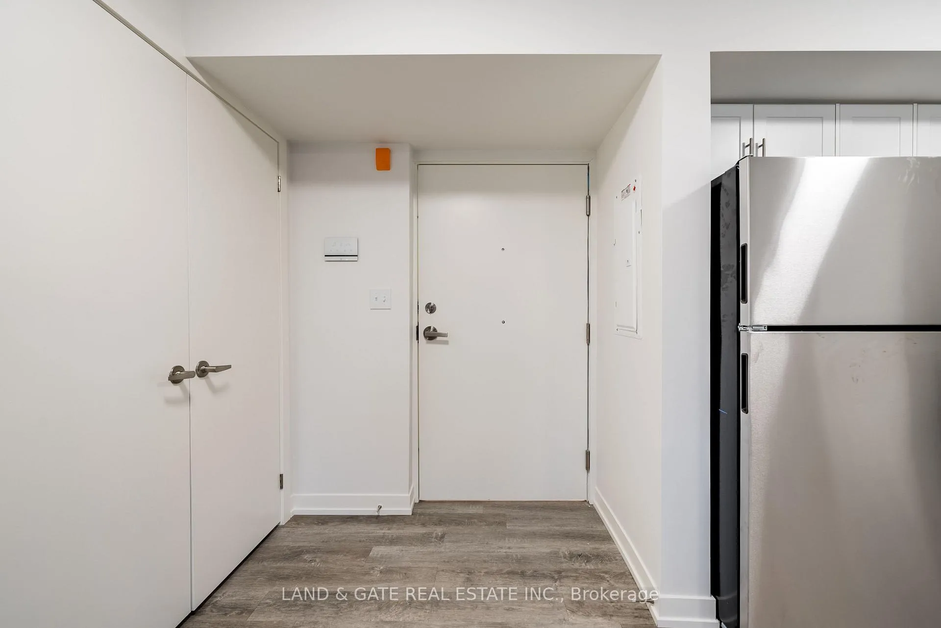 Photo 4 of Unit 401, 976 Simcoe Street N, Oshawa, Centennial — HOMEH