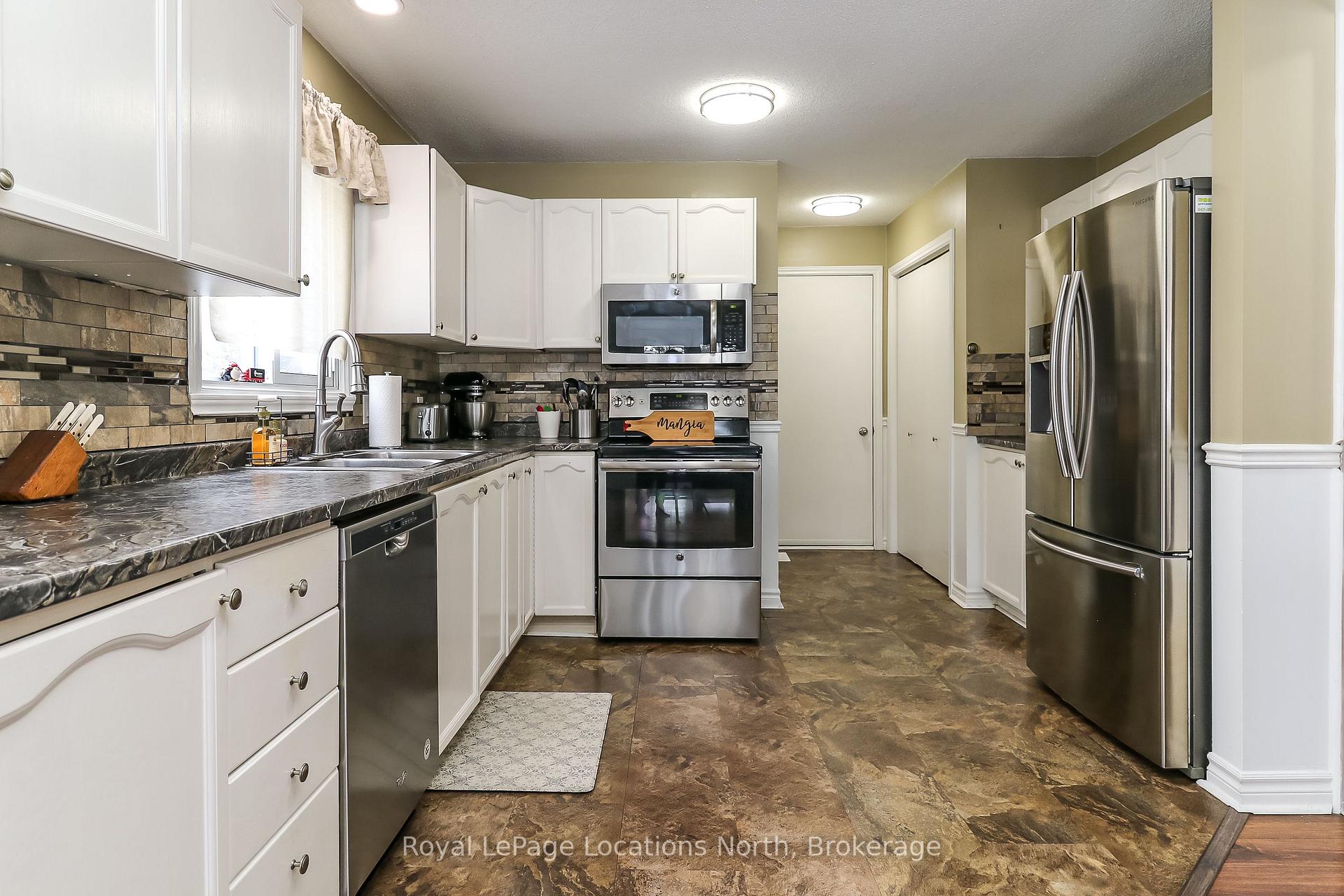 Photo 5 of 7498 County Rd 9, Clearview, Creemore — HOMEH