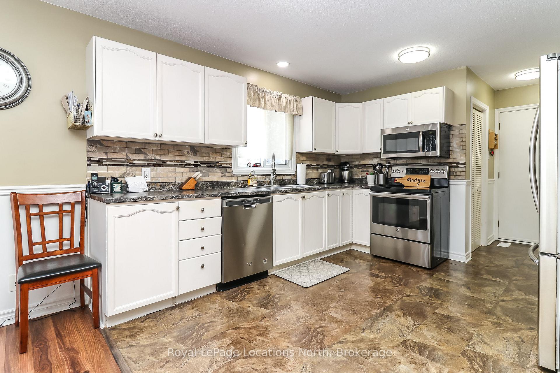 Photo 11 of 7498 County Rd 9, Clearview, Creemore — HOMEH