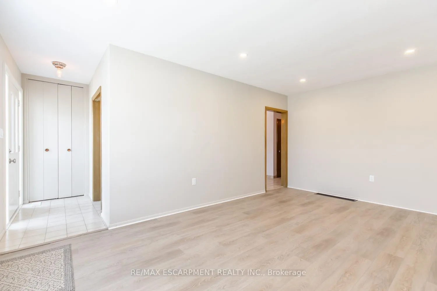 Photo 4 of Unit 1, 249 West 33rd Street, Hamilton, Westcliffe — HOMEH