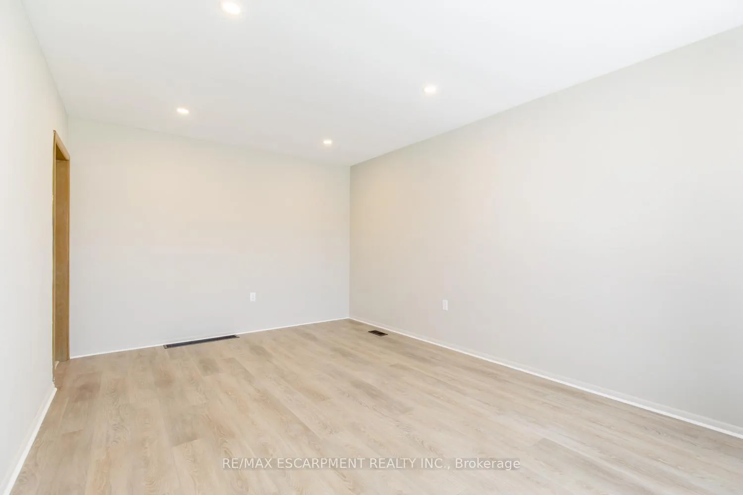 Photo 6 of Unit 1, 249 West 33rd Street, Hamilton, Westcliffe — HOMEH