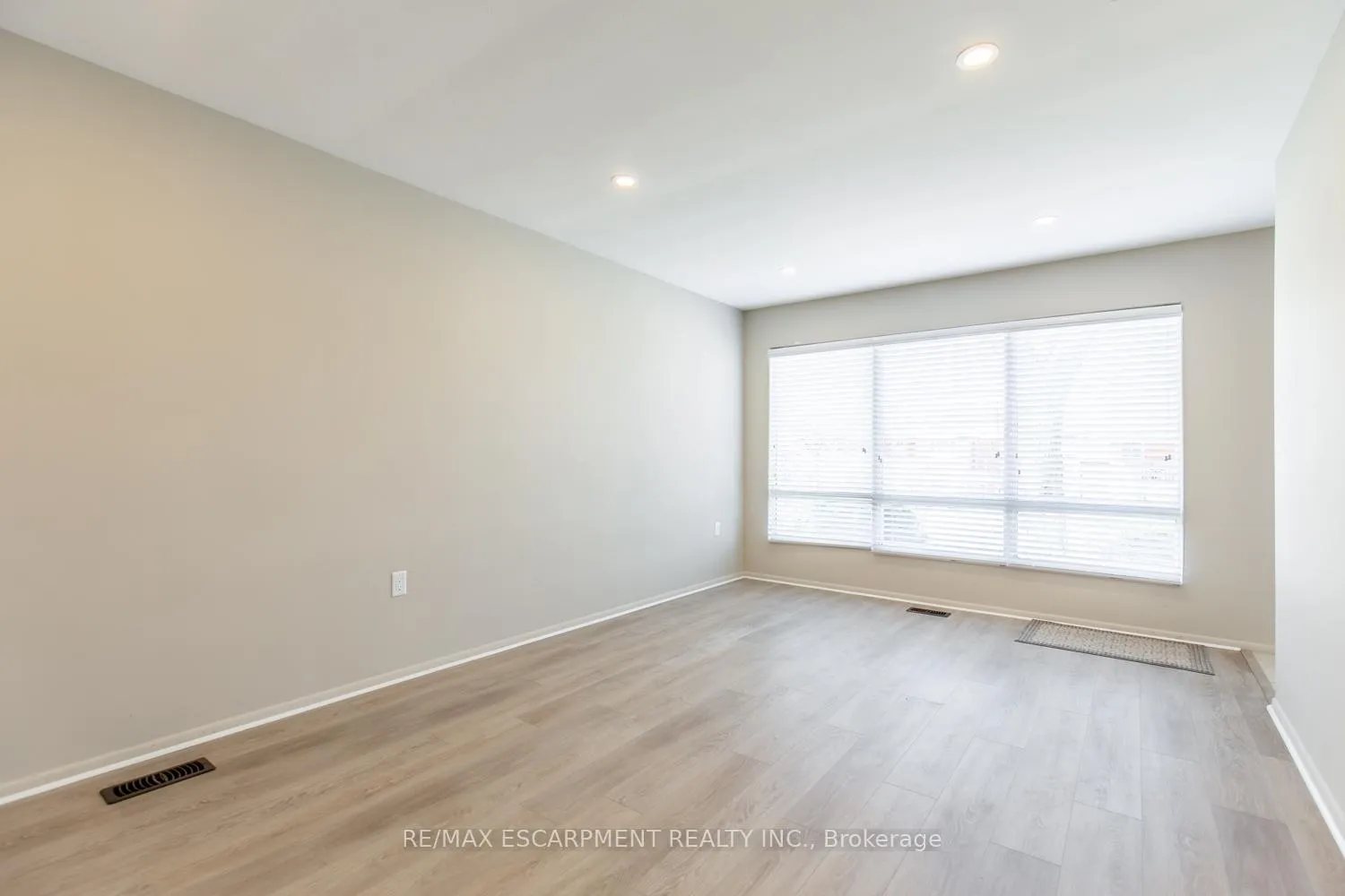 Photo 7 of Unit 1, 249 West 33rd Street, Hamilton, Westcliffe — HOMEH