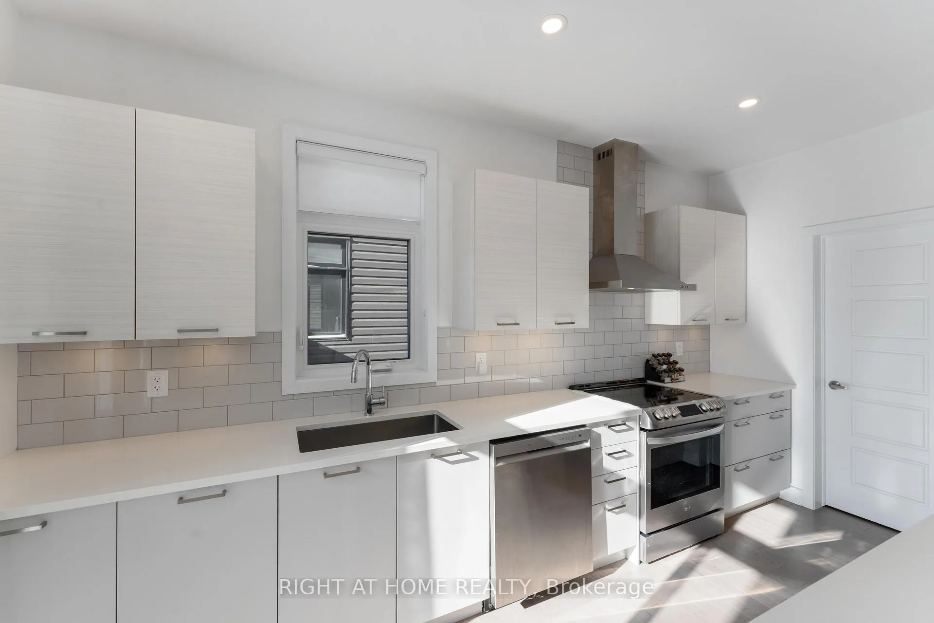 Photo 4 of 339 Shuttleworth Drive, Ottawa, Leitrim — HOMEH