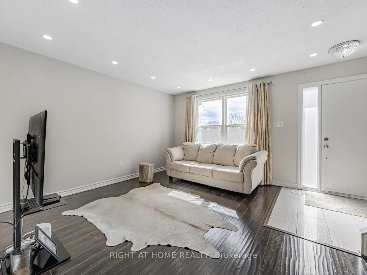 Photo 4 of Unit 18, 1230 Radom Street N, Pickering, Bay Ridges — HOMEH