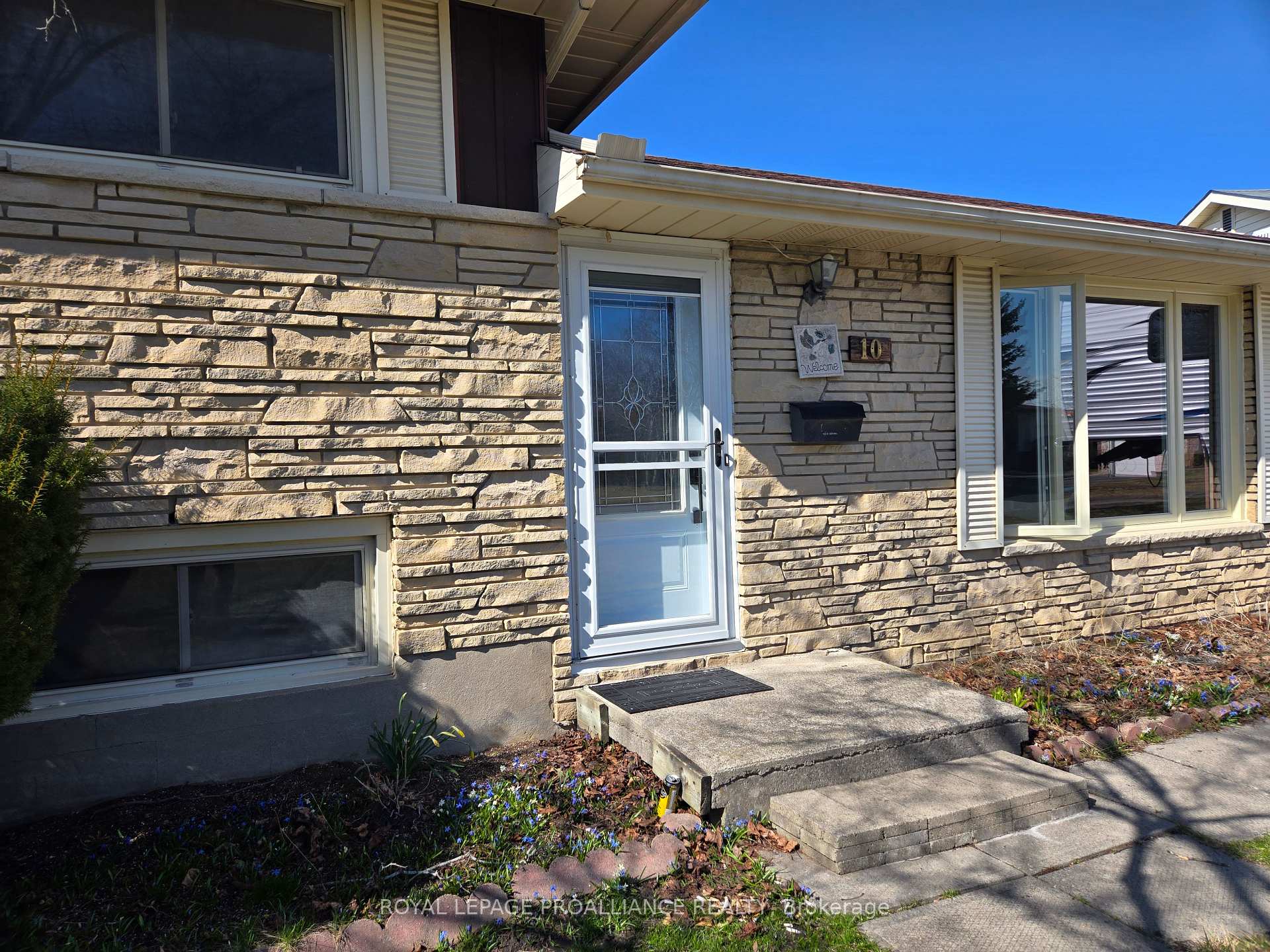 Photo 2 of 10 Walden Circle, Belleville, Belleville Ward — HOMEH