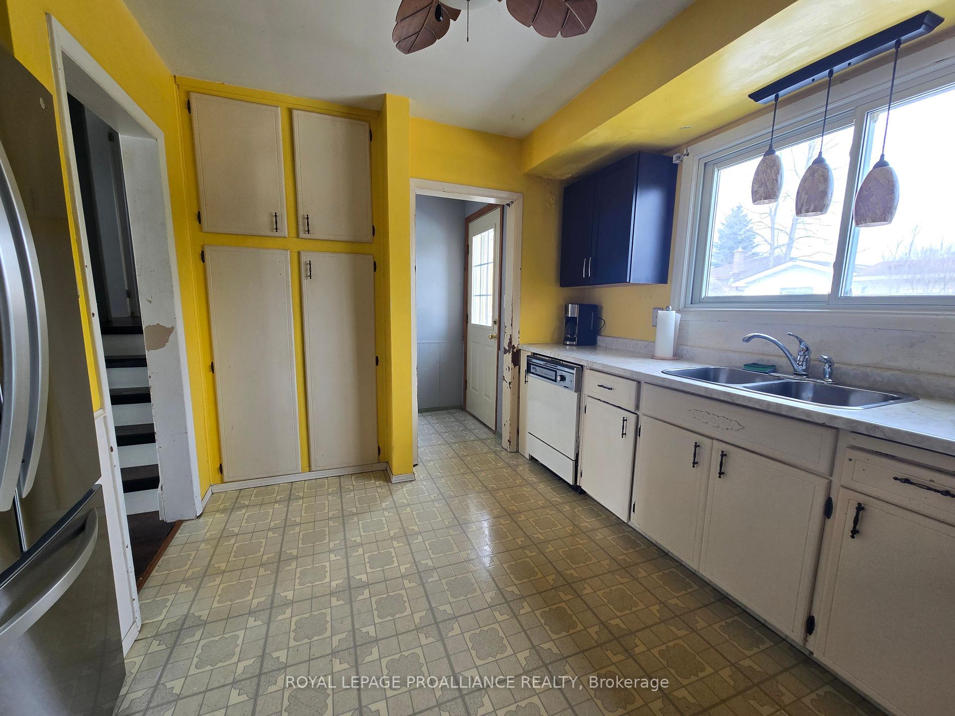 Photo 6 of 10 Walden Circle, Belleville, Belleville Ward — HOMEH