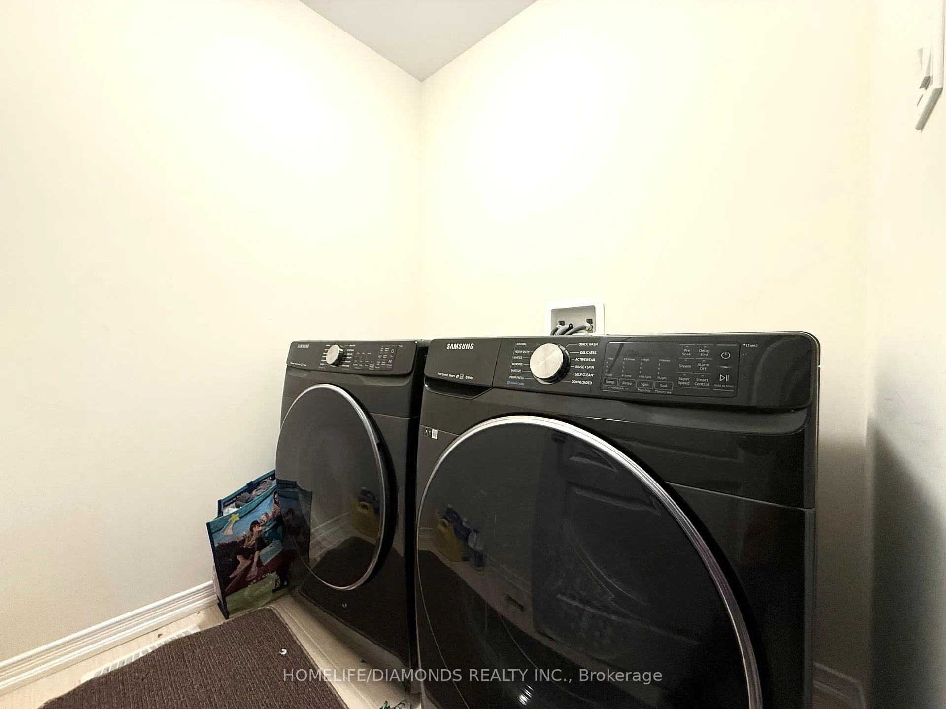 Photo 11 of Unit 7, 8317 Mulberry Drive, Niagara Falls, Brown — HOMEH