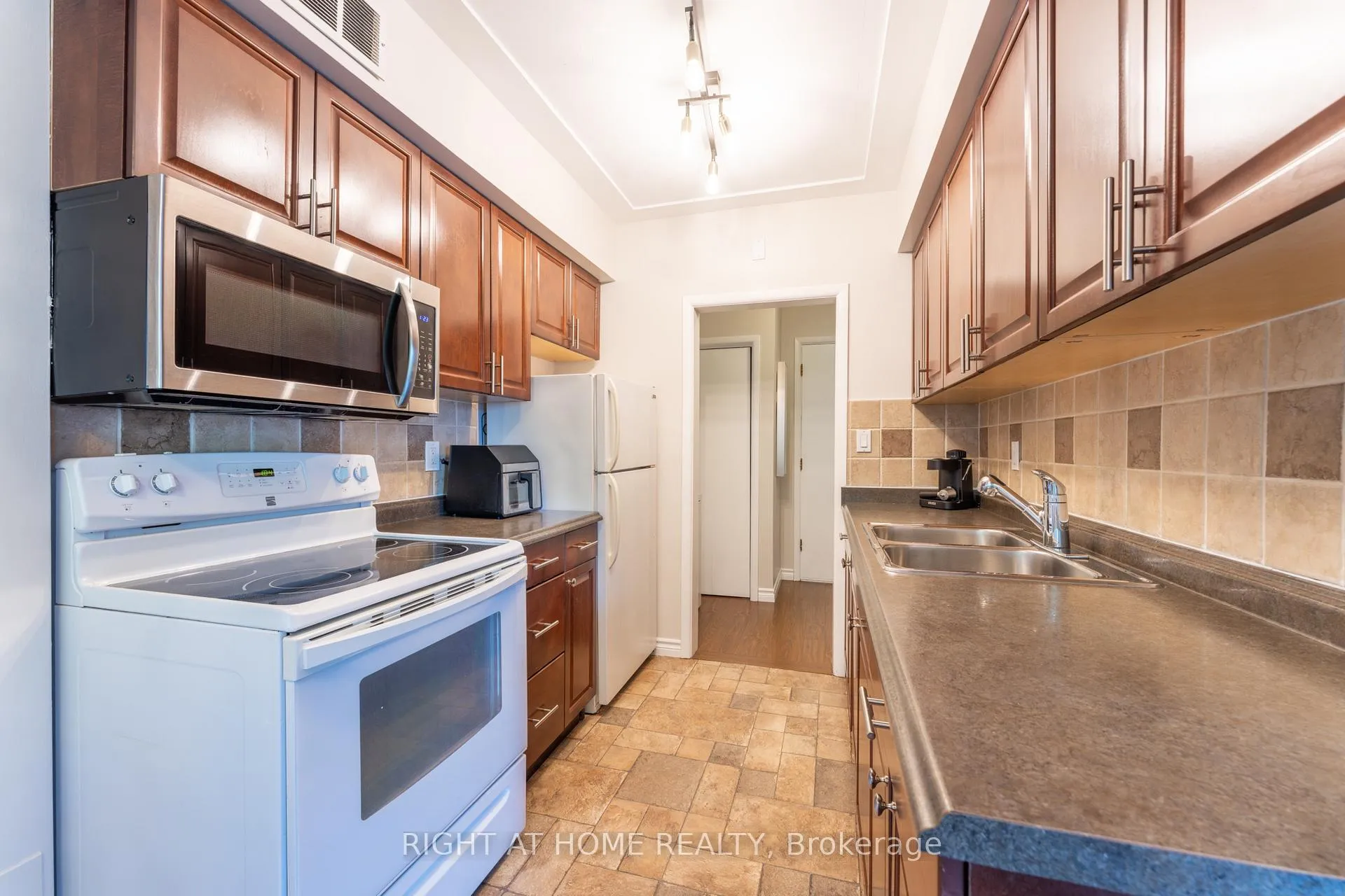 Photo 6 of Unit 211, 11 Woodman Drive S, Hamilton, Corman — HOMEH