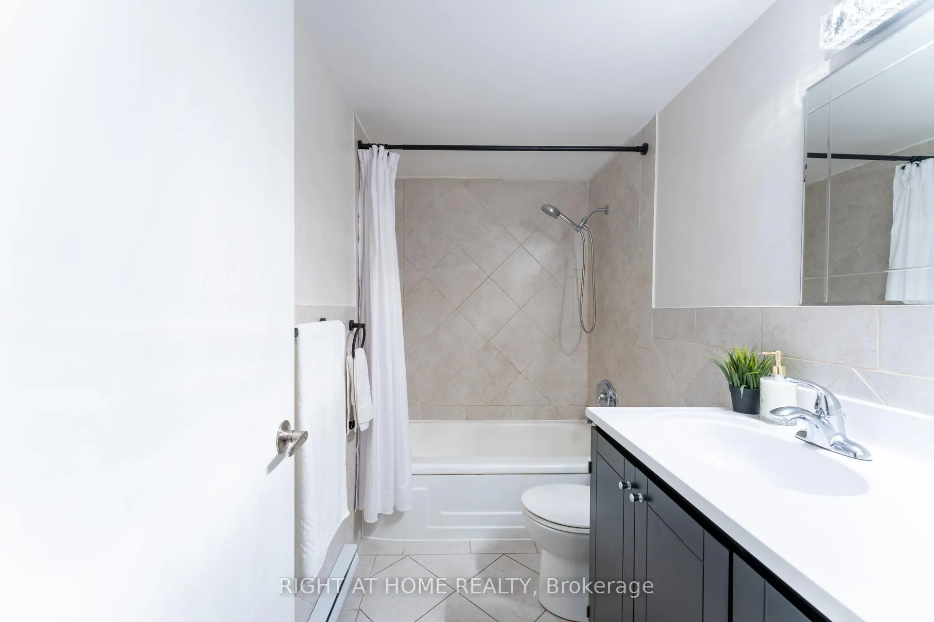 Photo 12 of Unit 211, 11 Woodman Drive S, Hamilton, Corman — HOMEH