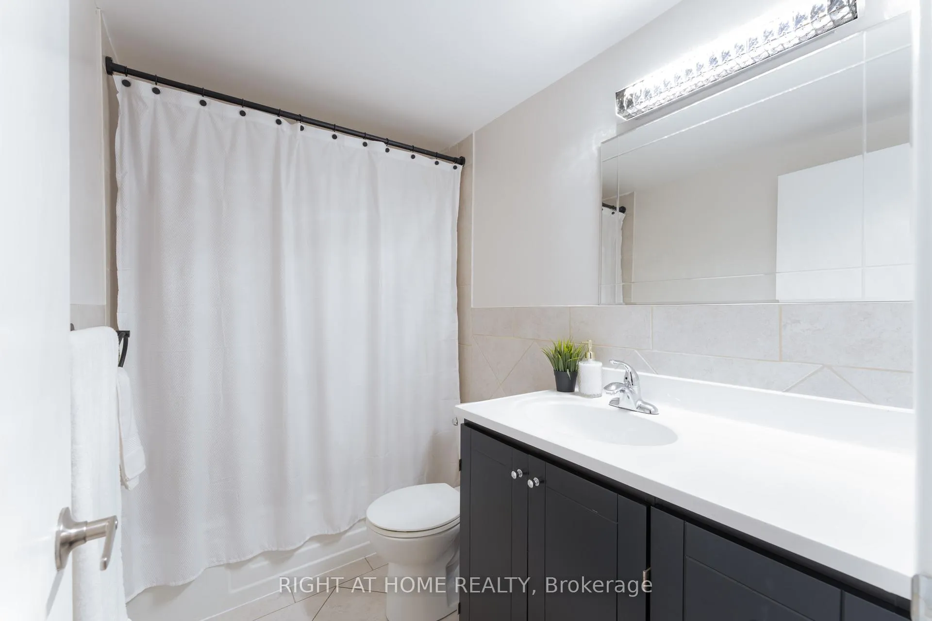 Photo 13 of Unit 211, 11 Woodman Drive S, Hamilton, Corman — HOMEH