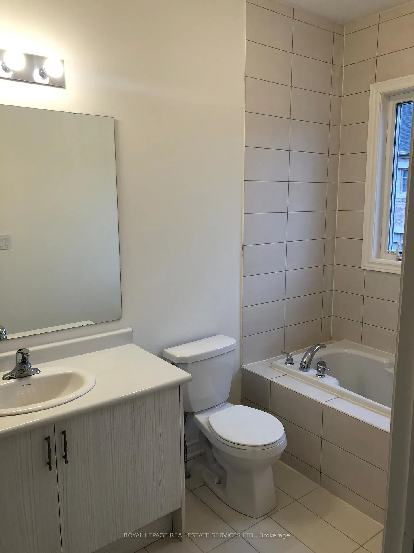 Photo 8 of 11 Mountain Heights Place, Hamilton, Waterdown — HOMEH