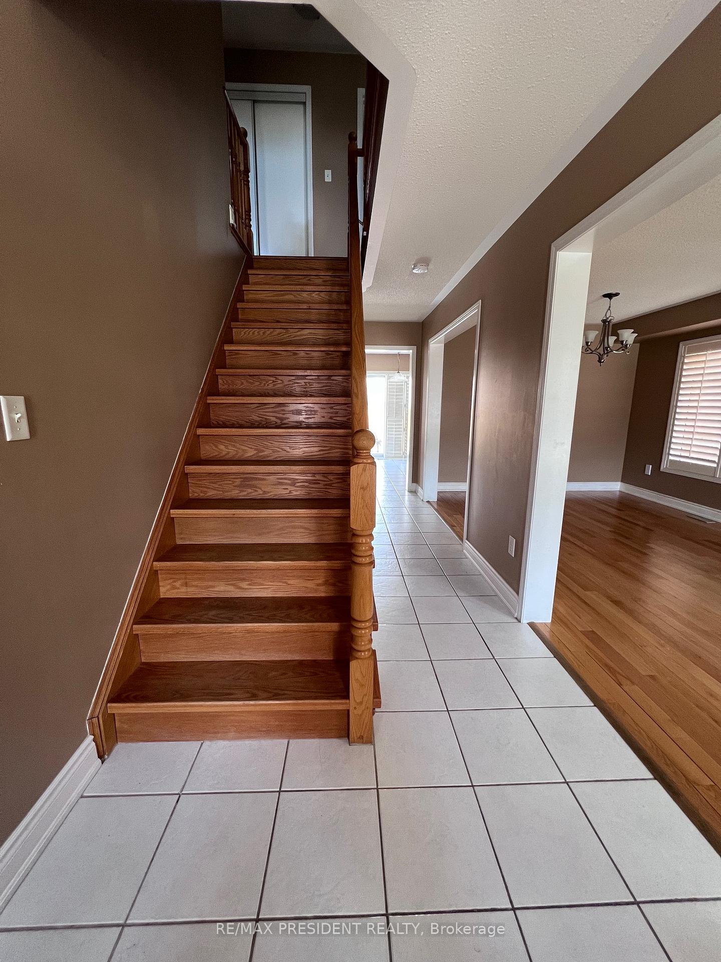 Photo 2 of 3252 Munson Crescent, Burlington, Alton — HOMEH