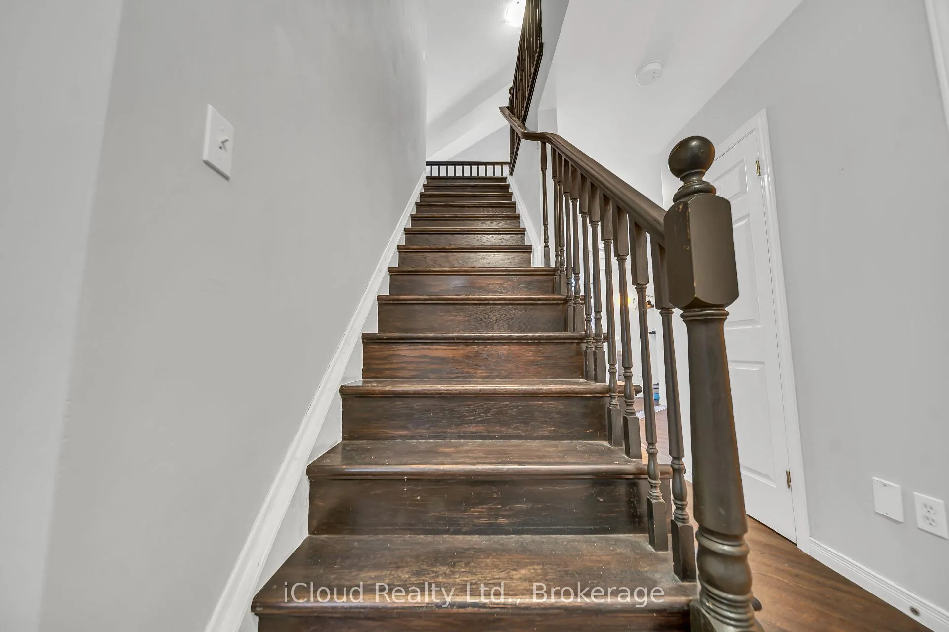 Photo 16 of 5 Gaw Crescent, Guelph, Pineridge/Westminster Woods — HOMEH