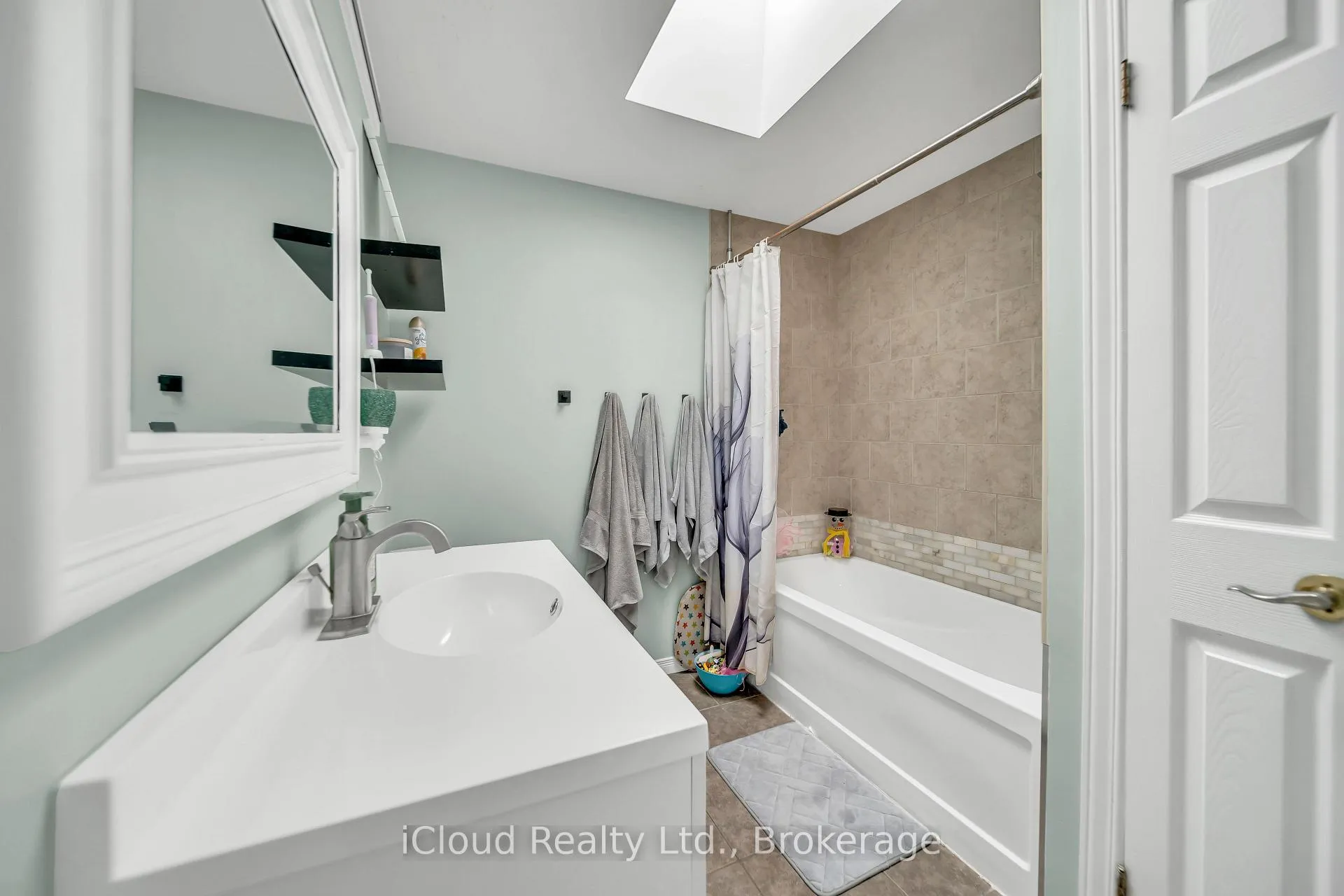 Photo 21 of 5 Gaw Crescent, Guelph, Pineridge/Westminster Woods — HOMEH