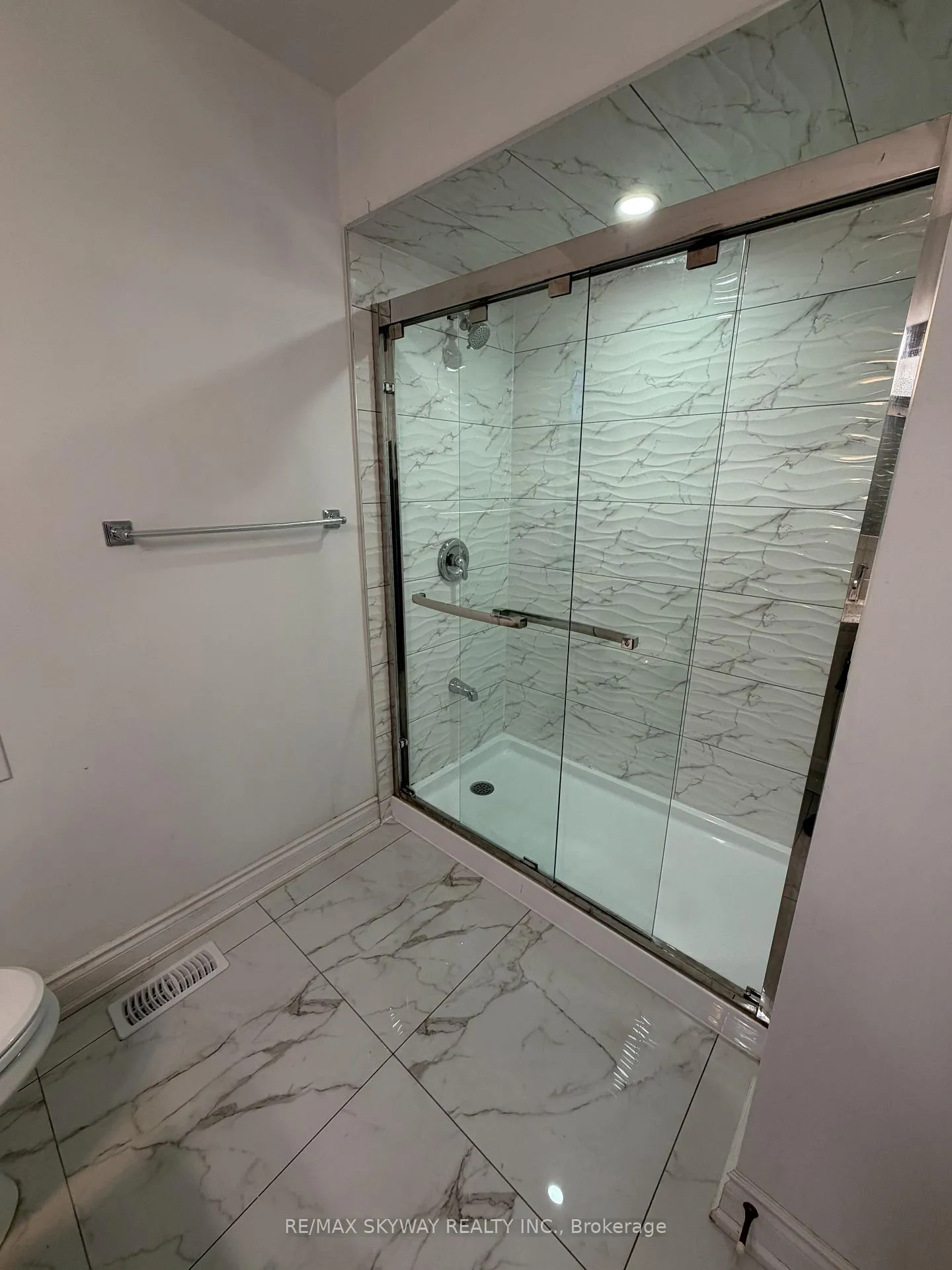 Photo 16 of 83 Mint Leaf Boulevard, Brampton, Sandringham-Wellington — HOMEH