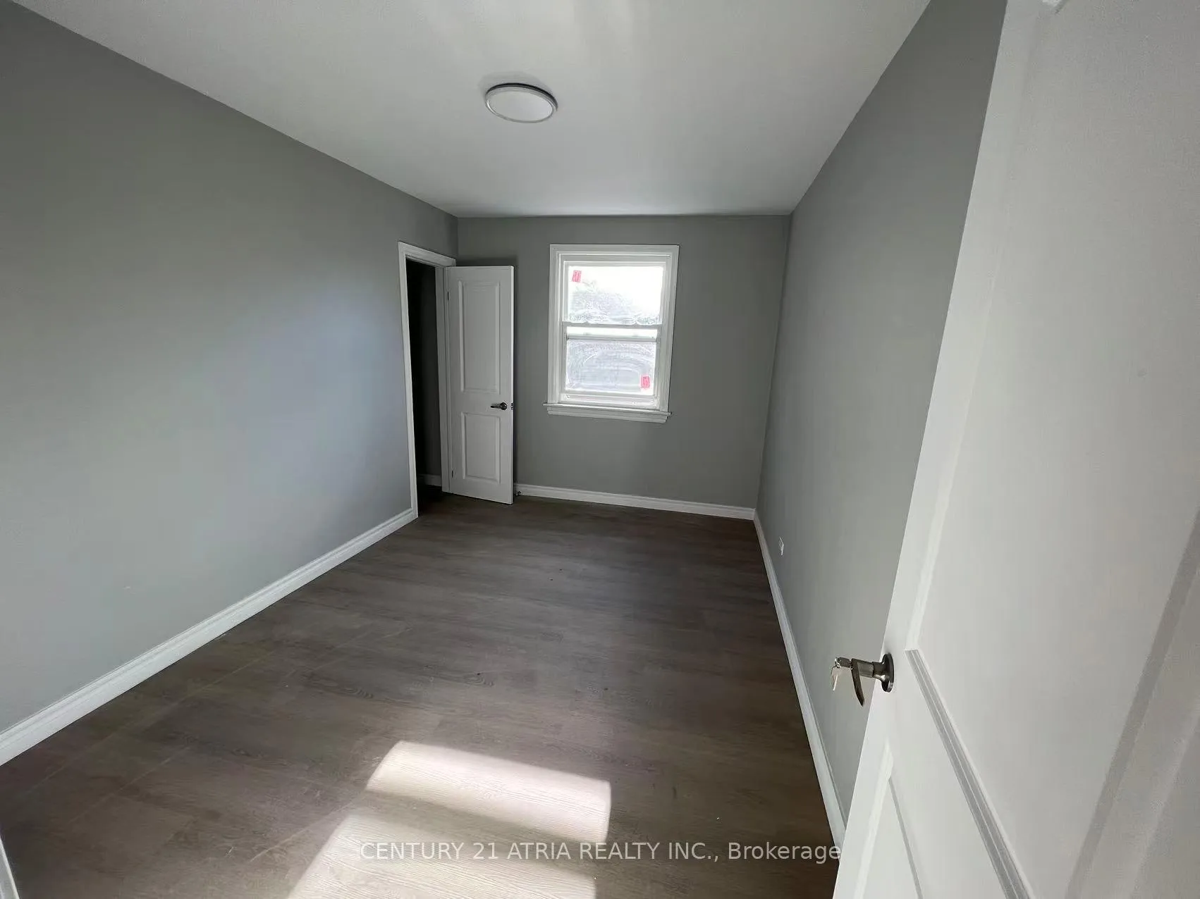 Photo 2 of Unit Upper, 757 Lock Street, Peterborough, Otonabee Ward 1 — HOMEH