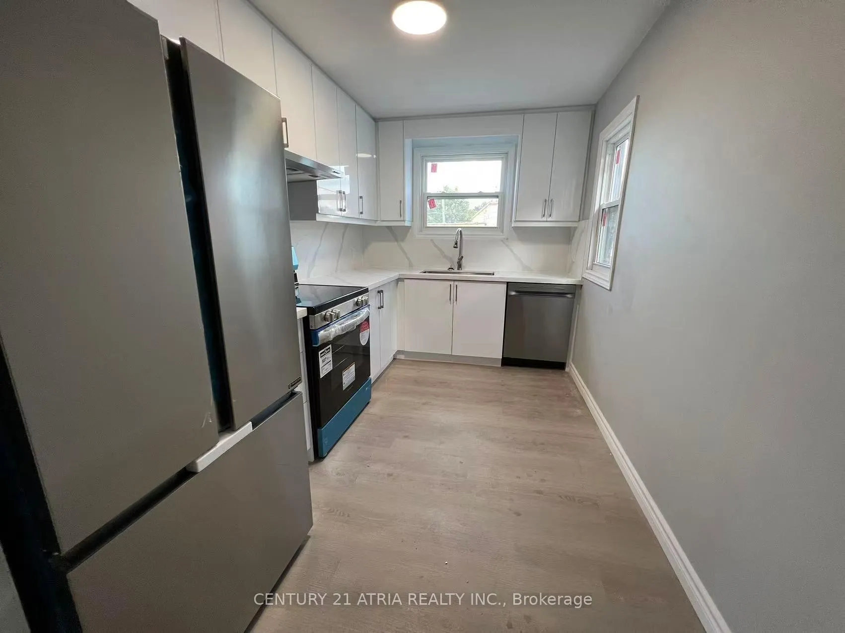 Photo 3 of Unit Upper, 757 Lock Street, Peterborough, Otonabee Ward 1 — HOMEH