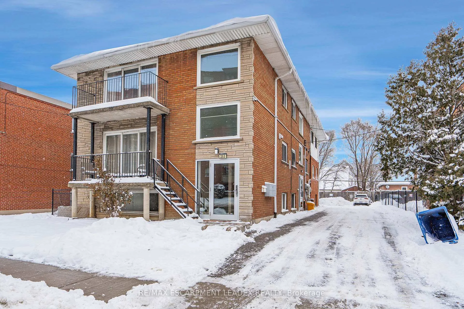 Photo 2 of 253 Mohawk Road E, Hamilton, Hill Park — HOMEH