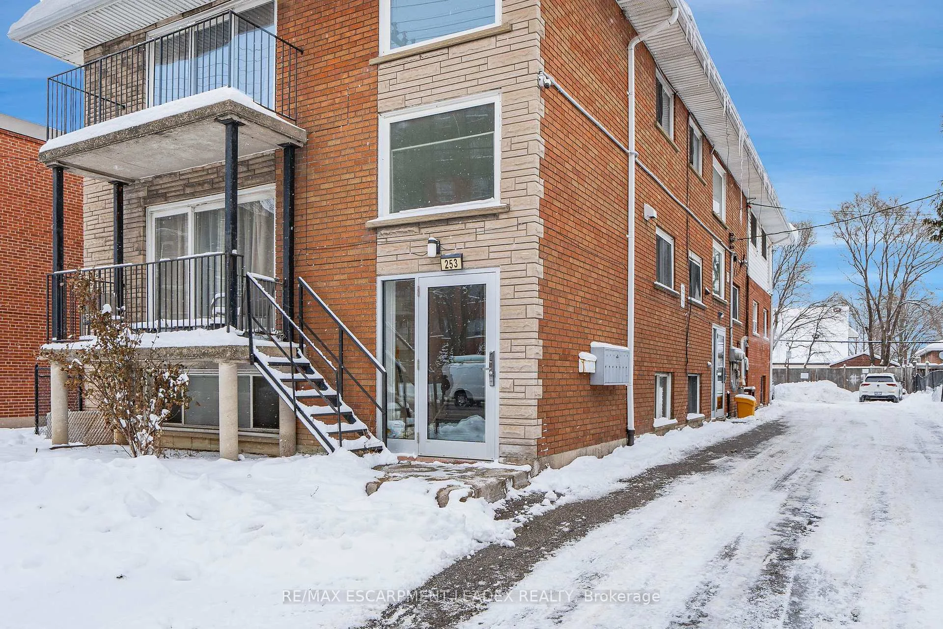 Photo 3 of 253 Mohawk Road E, Hamilton, Hill Park — HOMEH