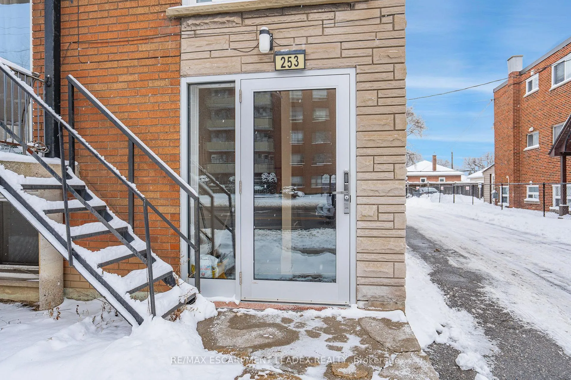 Photo 4 of 253 Mohawk Road E, Hamilton, Hill Park — HOMEH