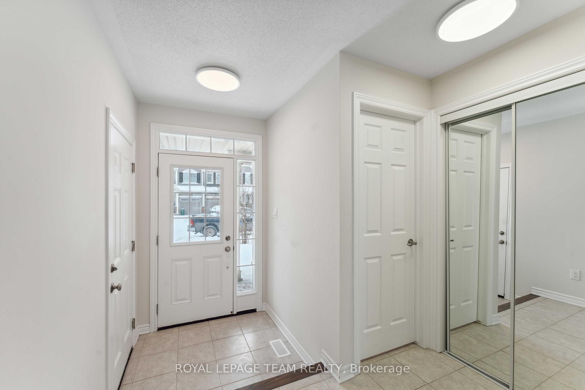 Photo 2 of 725 Logperch Circle, Ottawa, Barrhaven - Half Moon Bay — HOMEH