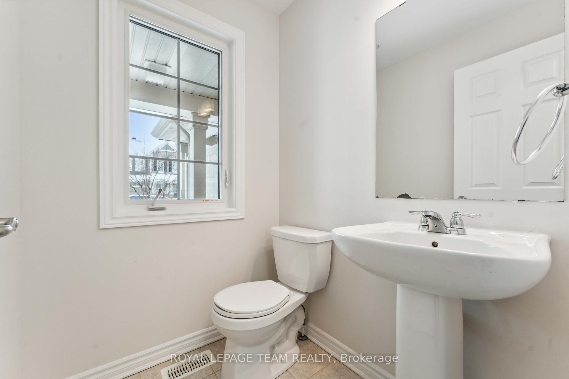 Photo 3 of 725 Logperch Circle, Ottawa, Barrhaven - Half Moon Bay — HOMEH
