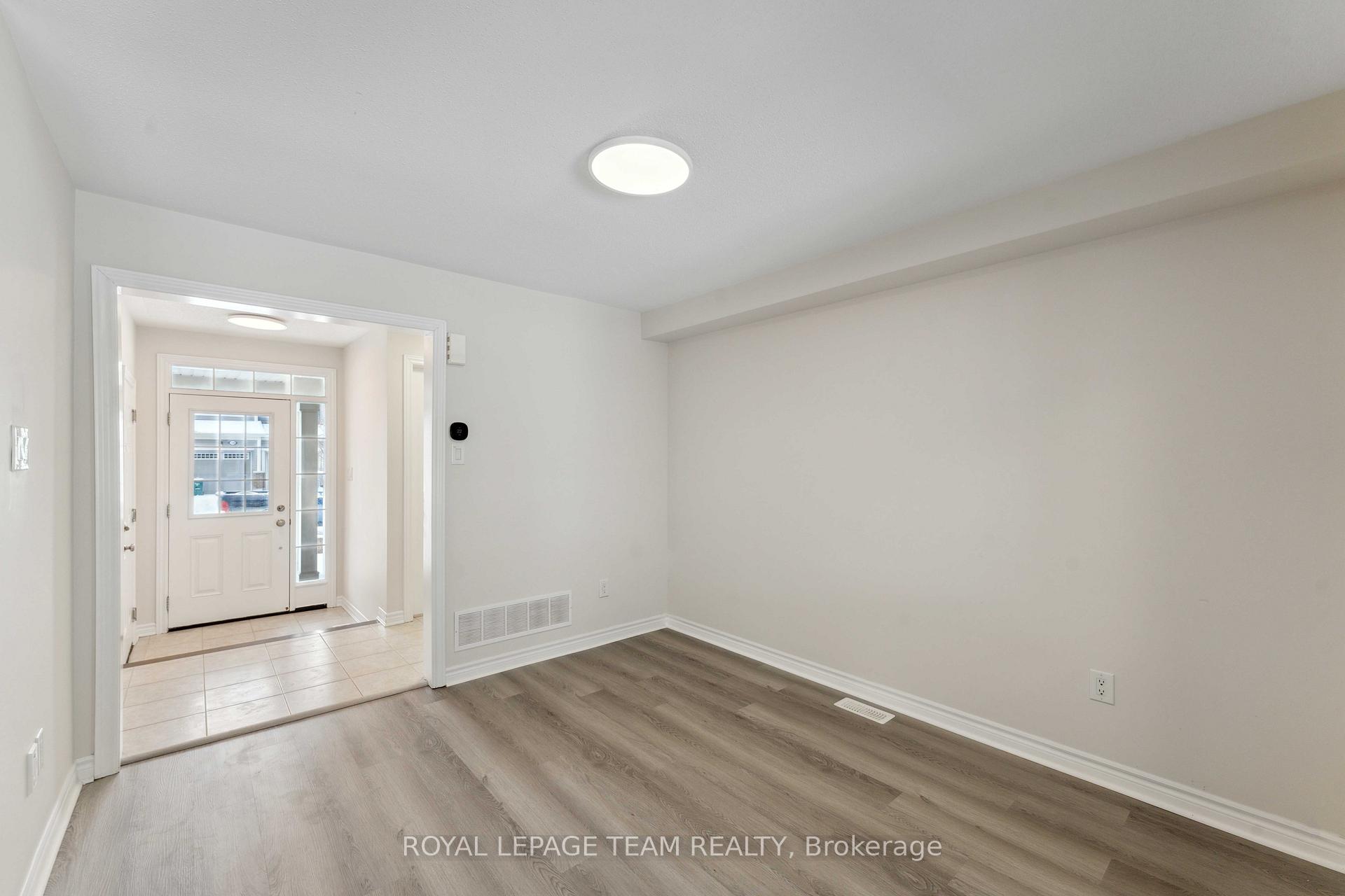 Photo 5 of 725 Logperch Circle, Ottawa, Barrhaven - Half Moon Bay — HOMEH