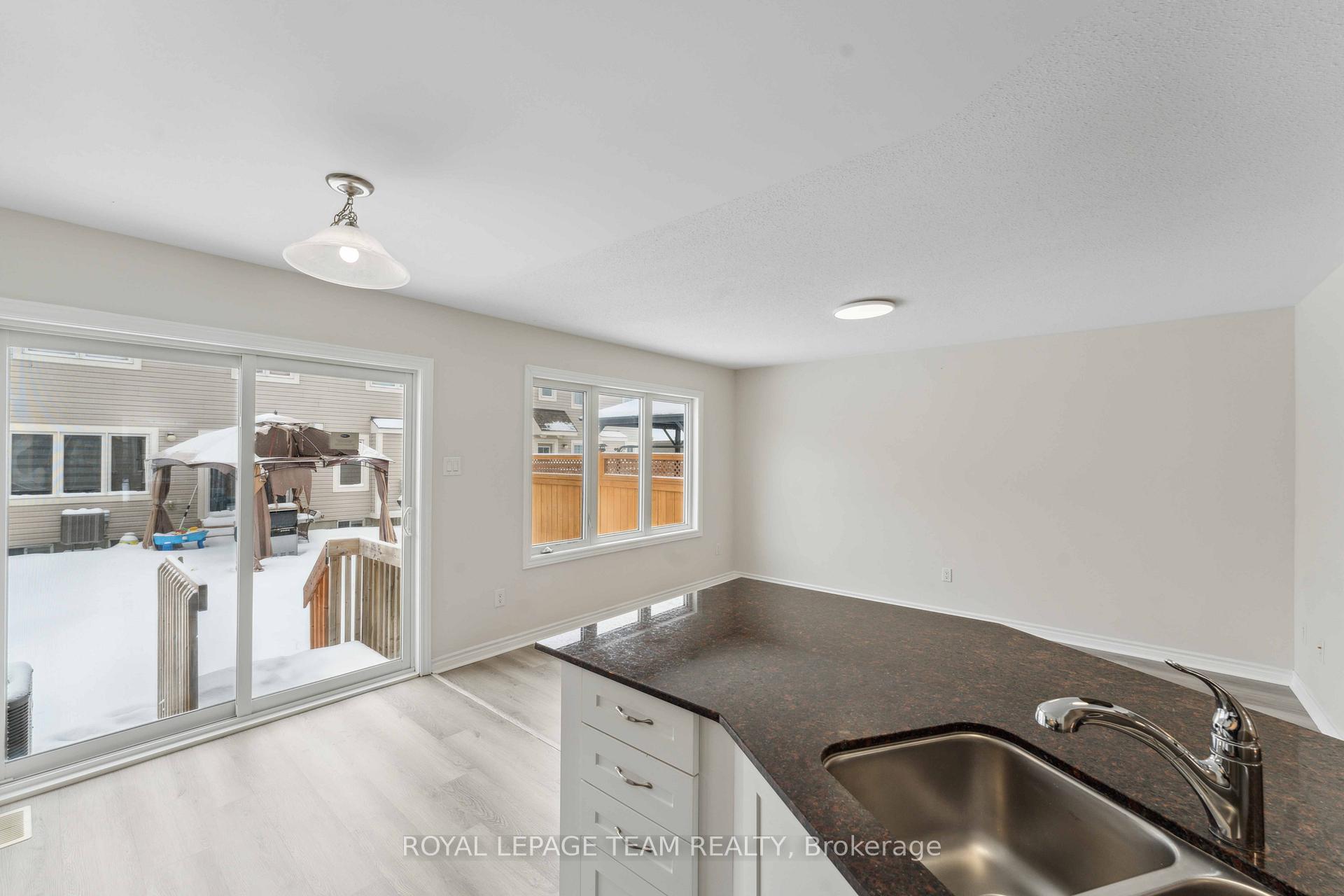 Photo 7 of 725 Logperch Circle, Ottawa, Barrhaven - Half Moon Bay — HOMEH