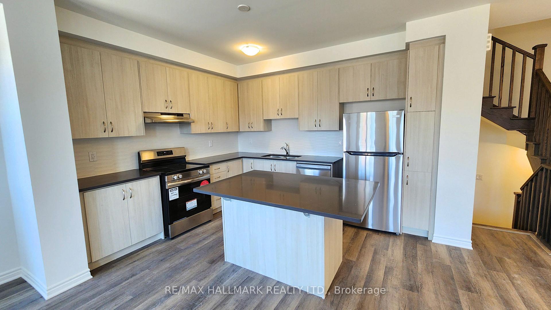Photo 5 of 32 Ennerdale Street, Barrie, Rural Barrie Southwest — HOMEH
