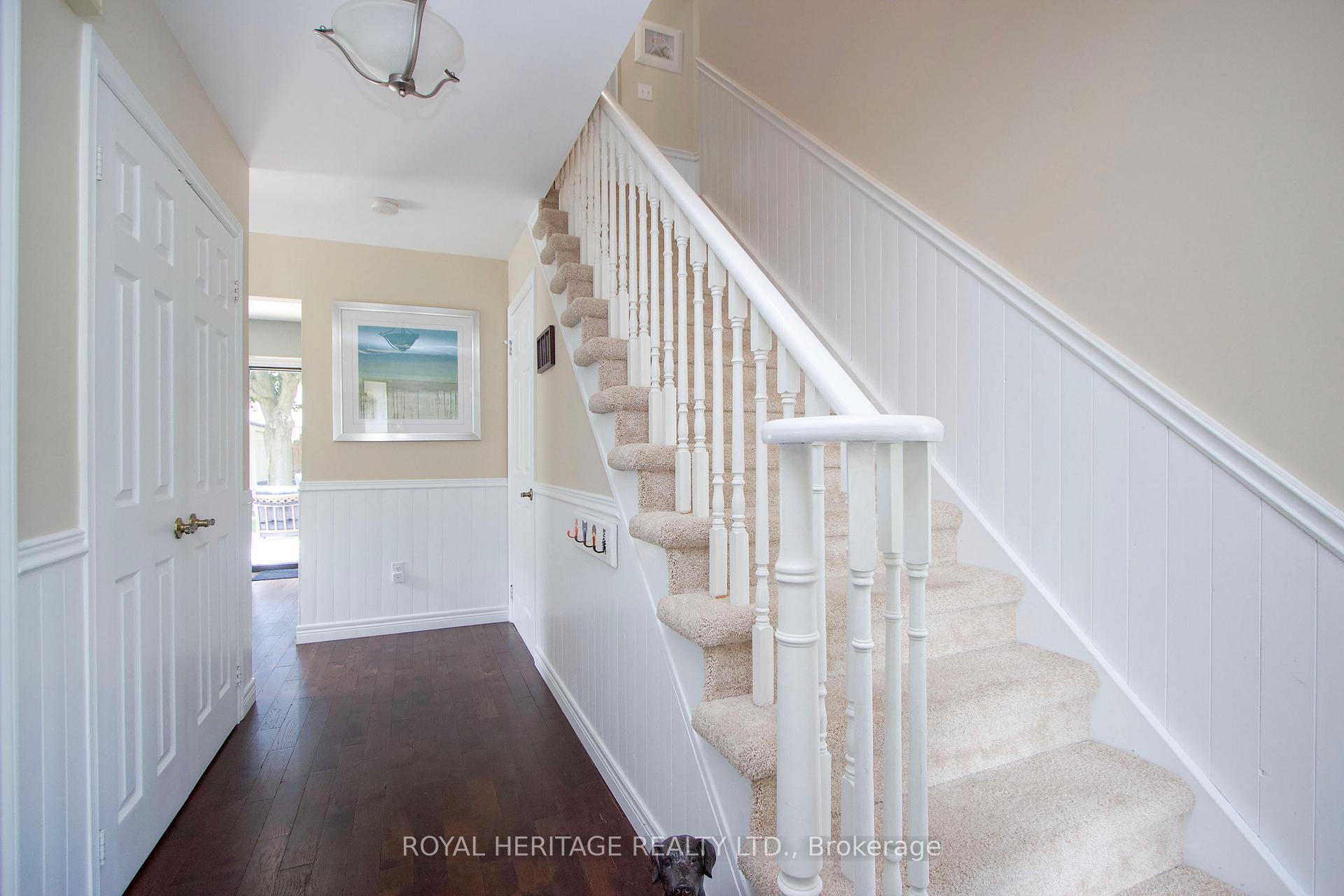 Photo 2 of 8 Arran Court, Clarington, Courtice — HOMEH