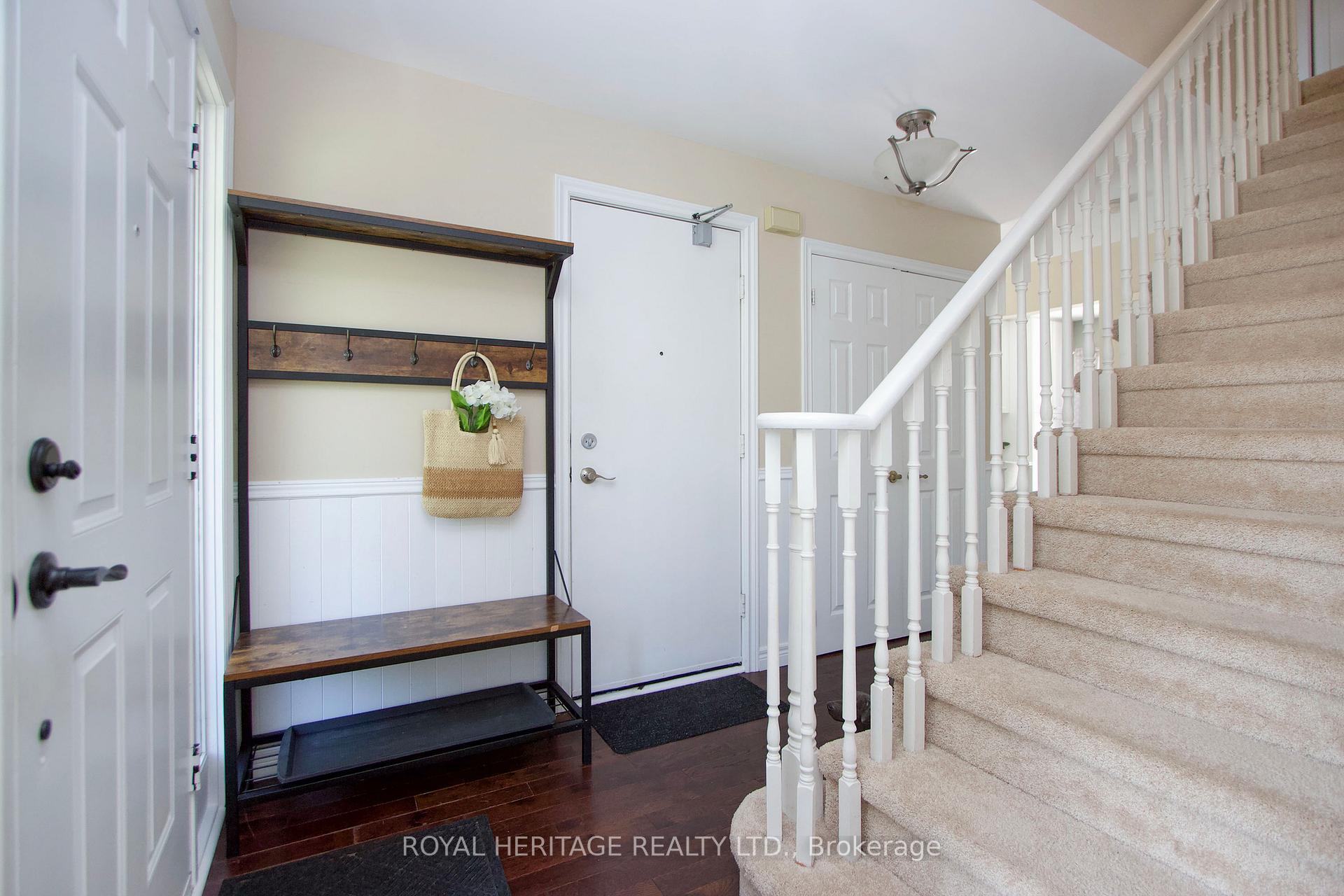 Photo 3 of 8 Arran Court, Clarington, Courtice — HOMEH