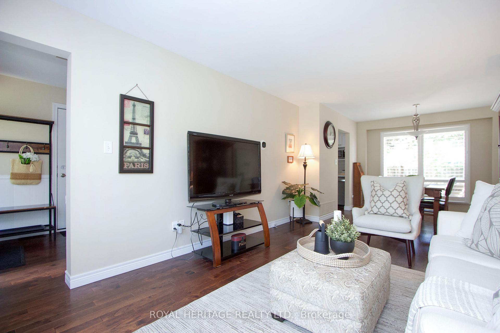 Photo 7 of 8 Arran Court, Clarington, Courtice — HOMEH