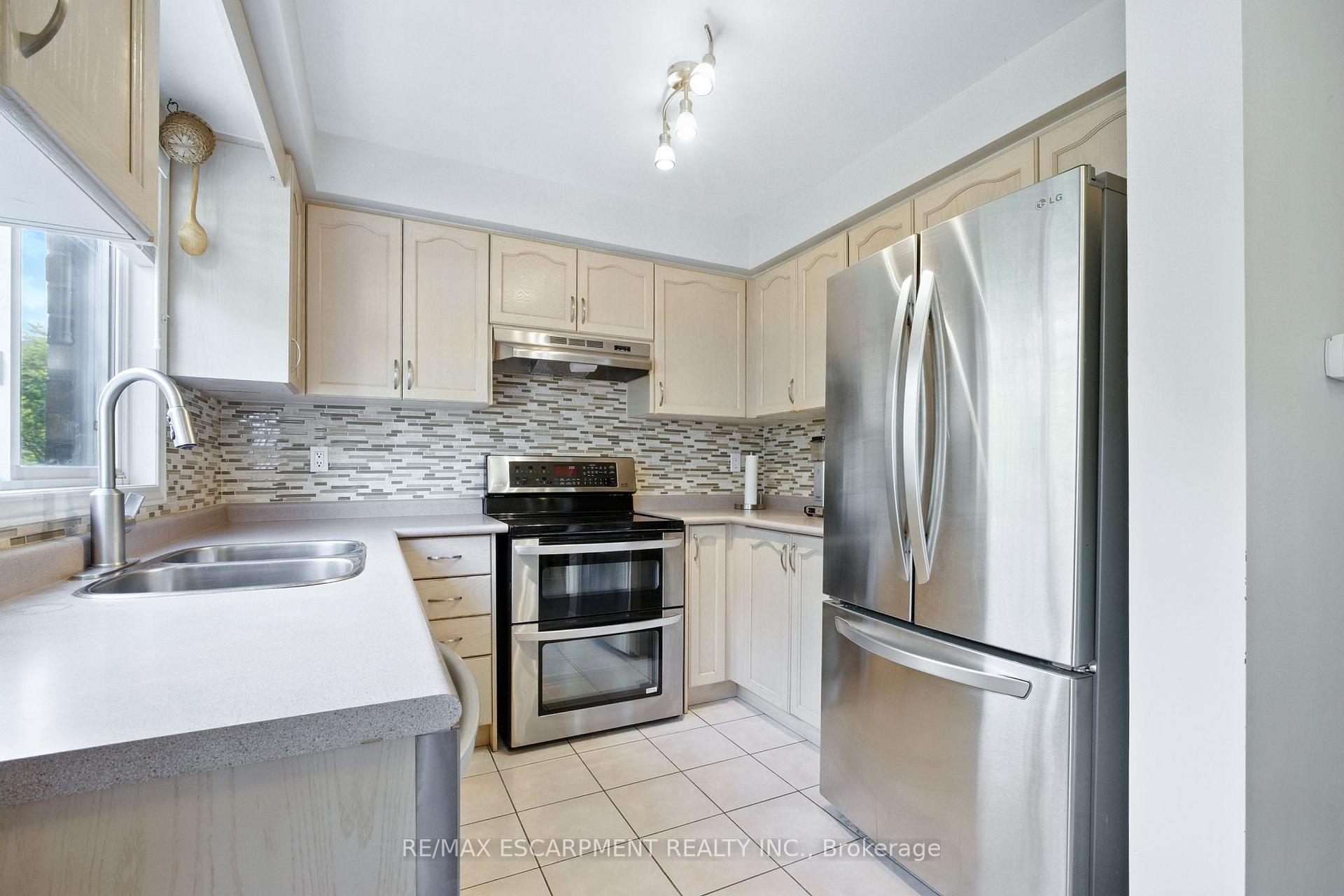 Photo 17 of 4408 Vallence Drive, Burlington, Shoreacres — HOMEH