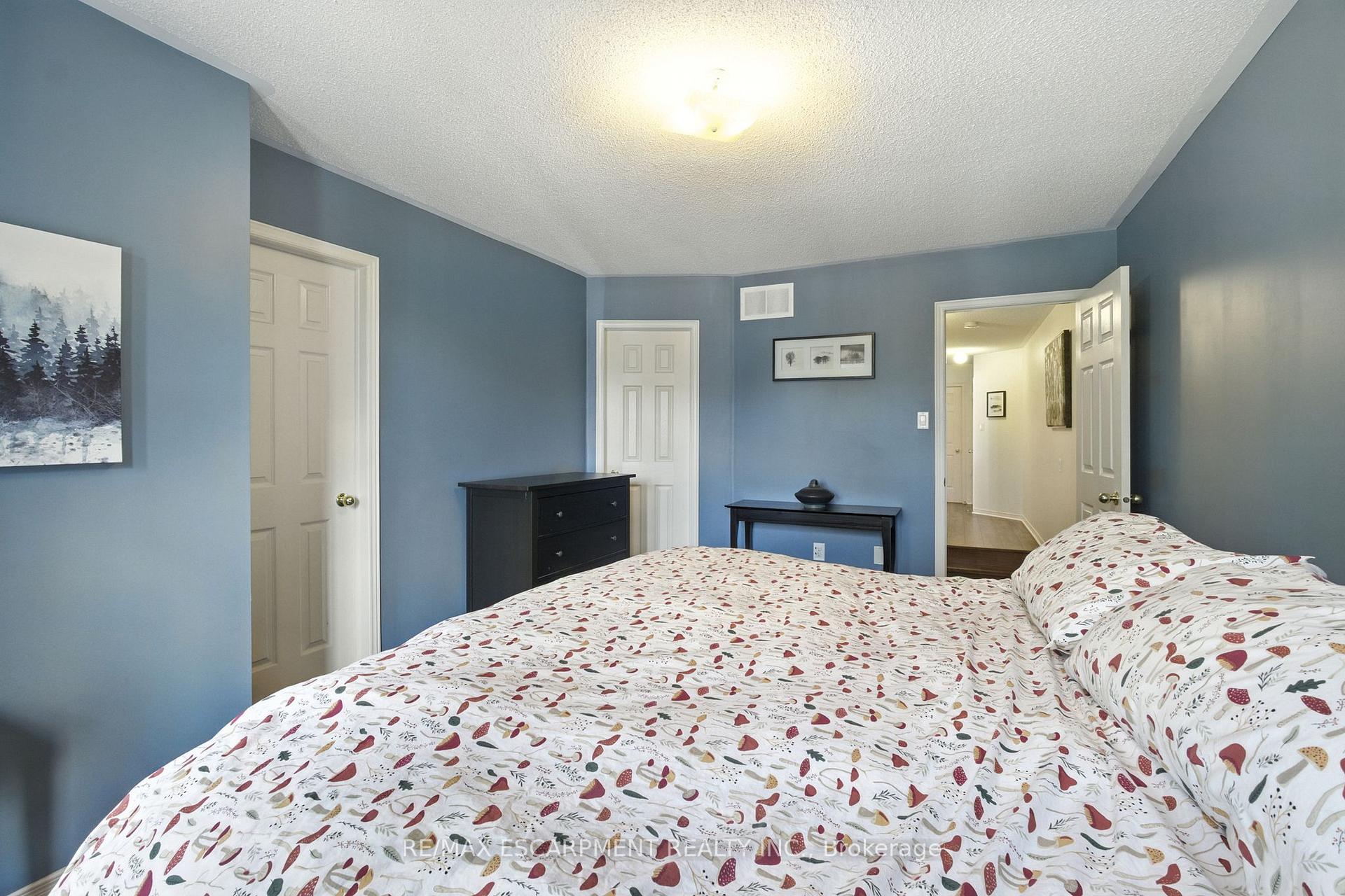 Photo 23 of 4408 Vallence Drive, Burlington, Shoreacres — HOMEH