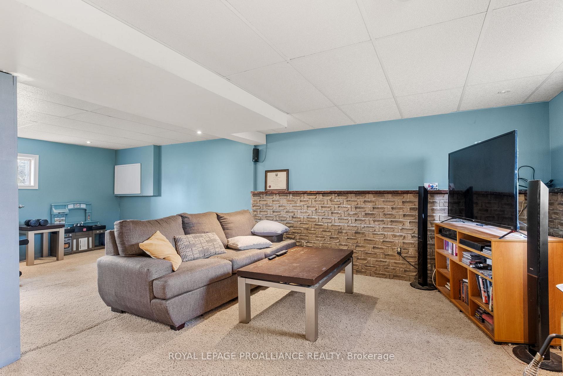 Photo 32 of 8 Oriole Crescent, Hamilton Township, Baltimore — HOMEH
