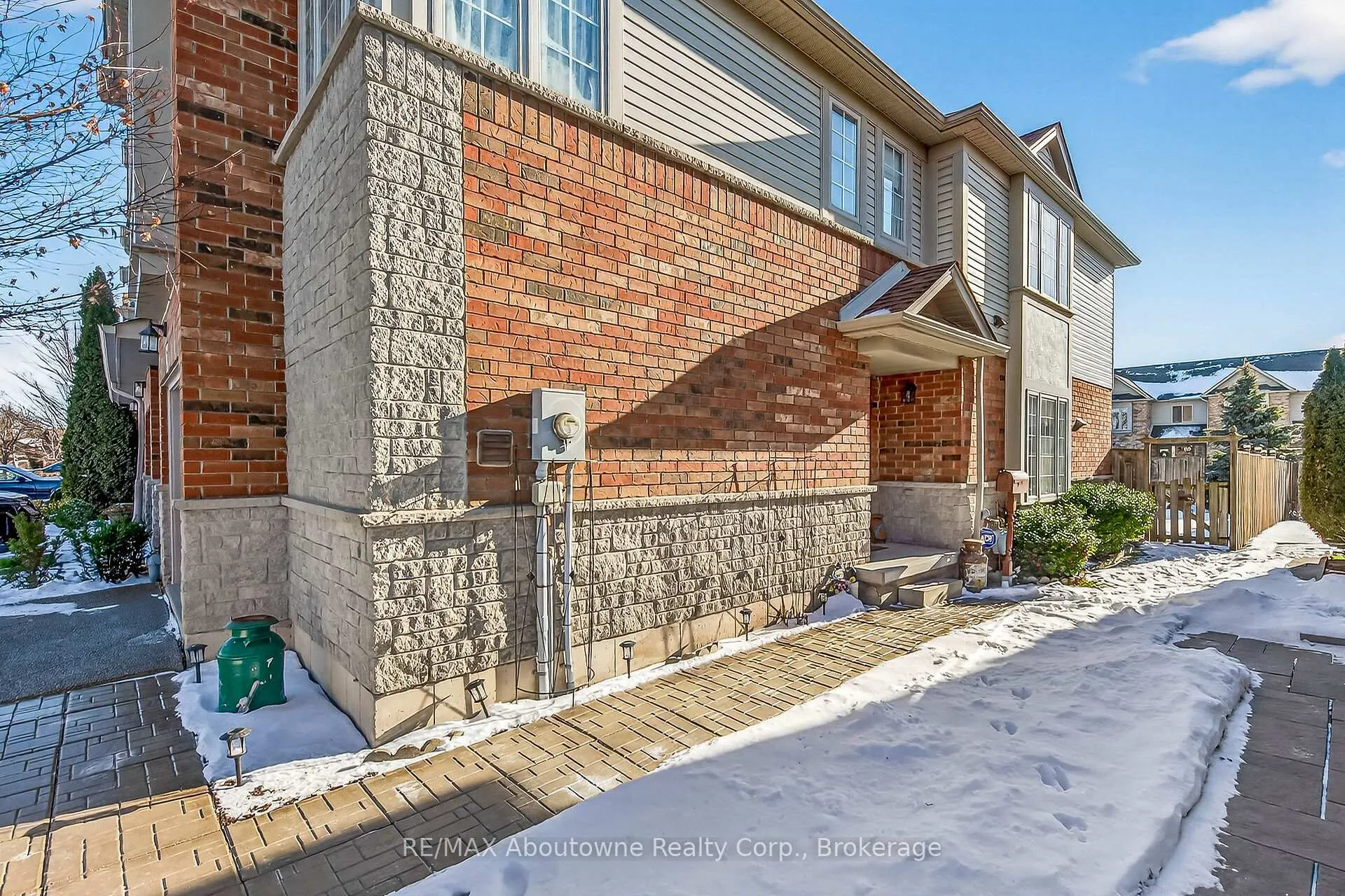 Photo 3 of 31 Elderberry Avenue, Grimsby, Grimsby West — HOMEH