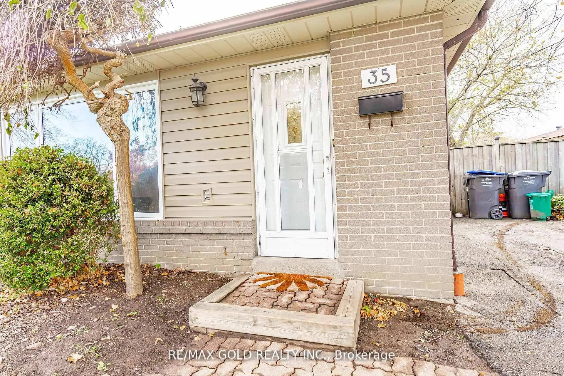 Photo 4 of 35 Duke Road, Brampton, Southgate — HOMEH