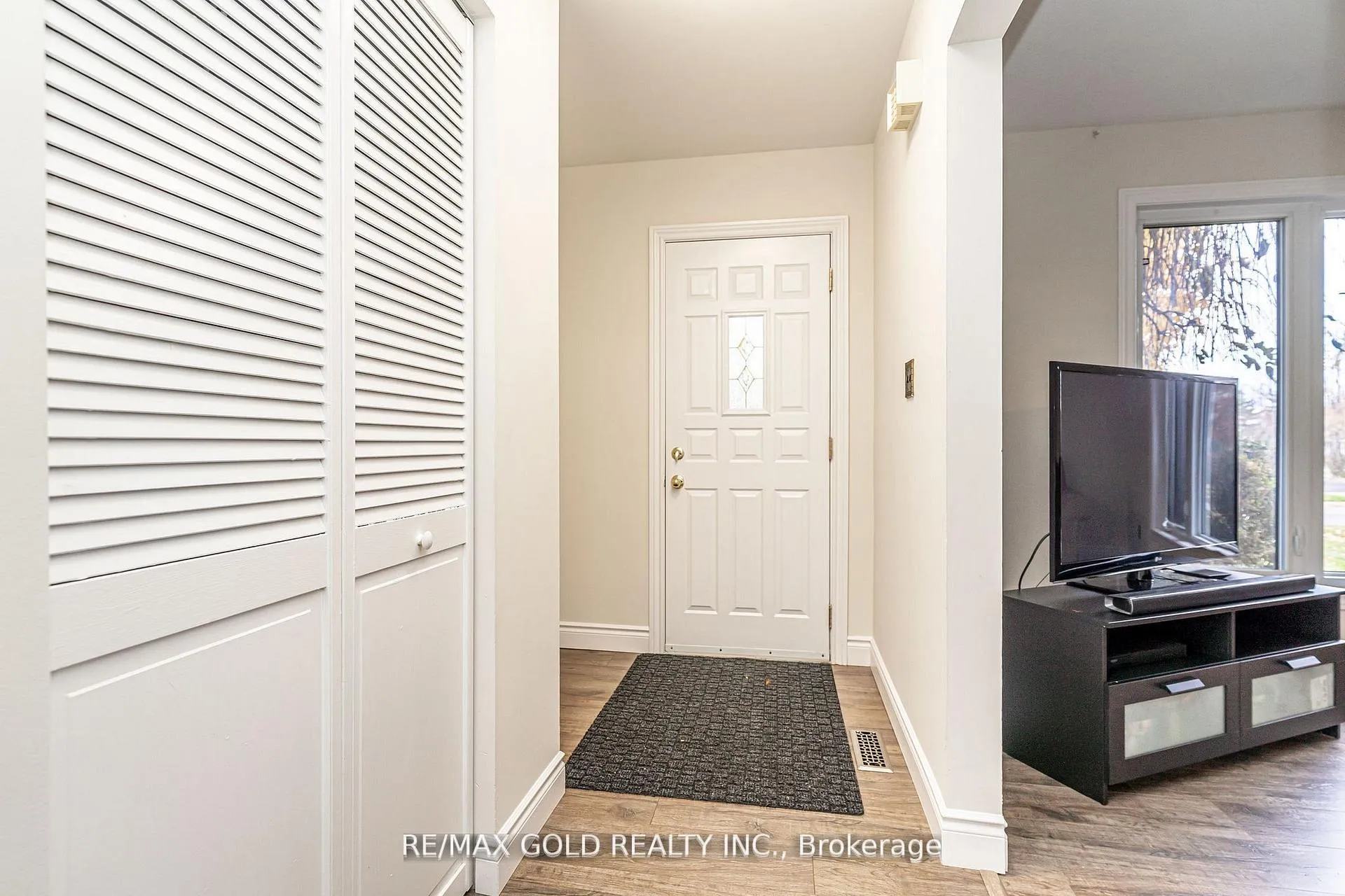 Photo 6 of 35 Duke Road, Brampton, Southgate — HOMEH