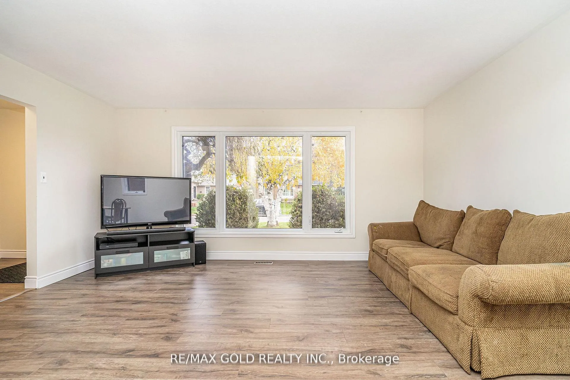 Photo 9 of 35 Duke Road, Brampton, Southgate — HOMEH