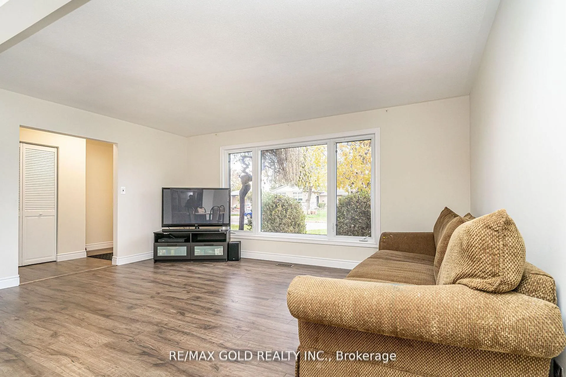 Photo 10 of 35 Duke Road, Brampton, Southgate — HOMEH