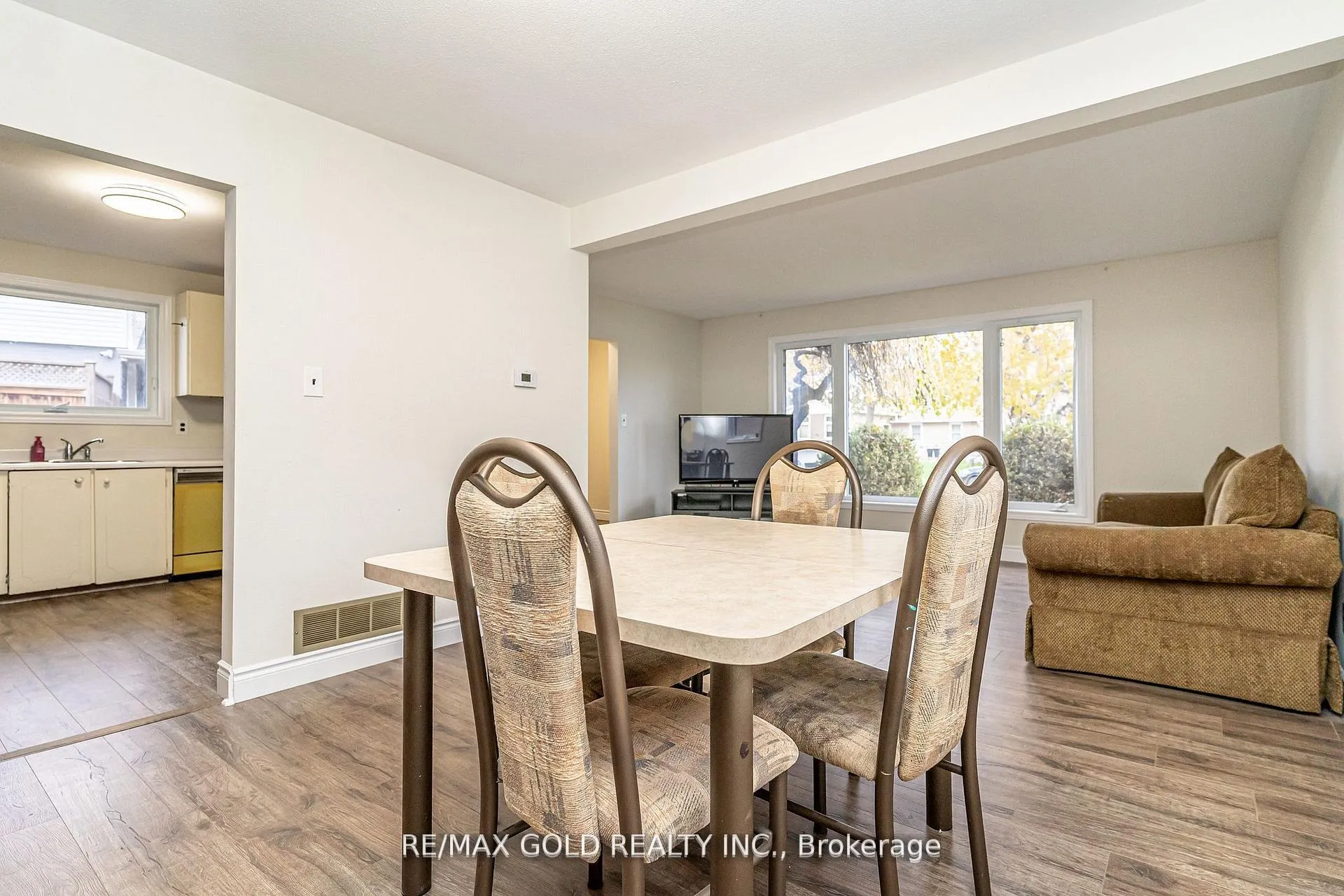 Photo 12 of 35 Duke Road, Brampton, Southgate — HOMEH