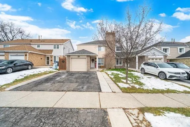 Front of 8 Nottawasaga Crescent