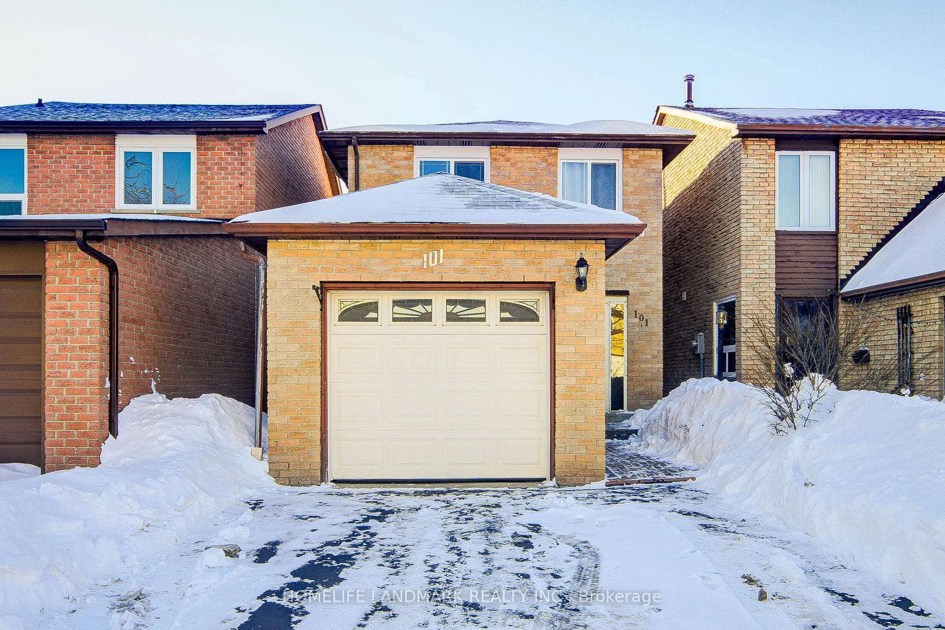 Photo 2 of 101 Upton Crescent, Markham, Milliken Mills West — HOMEH