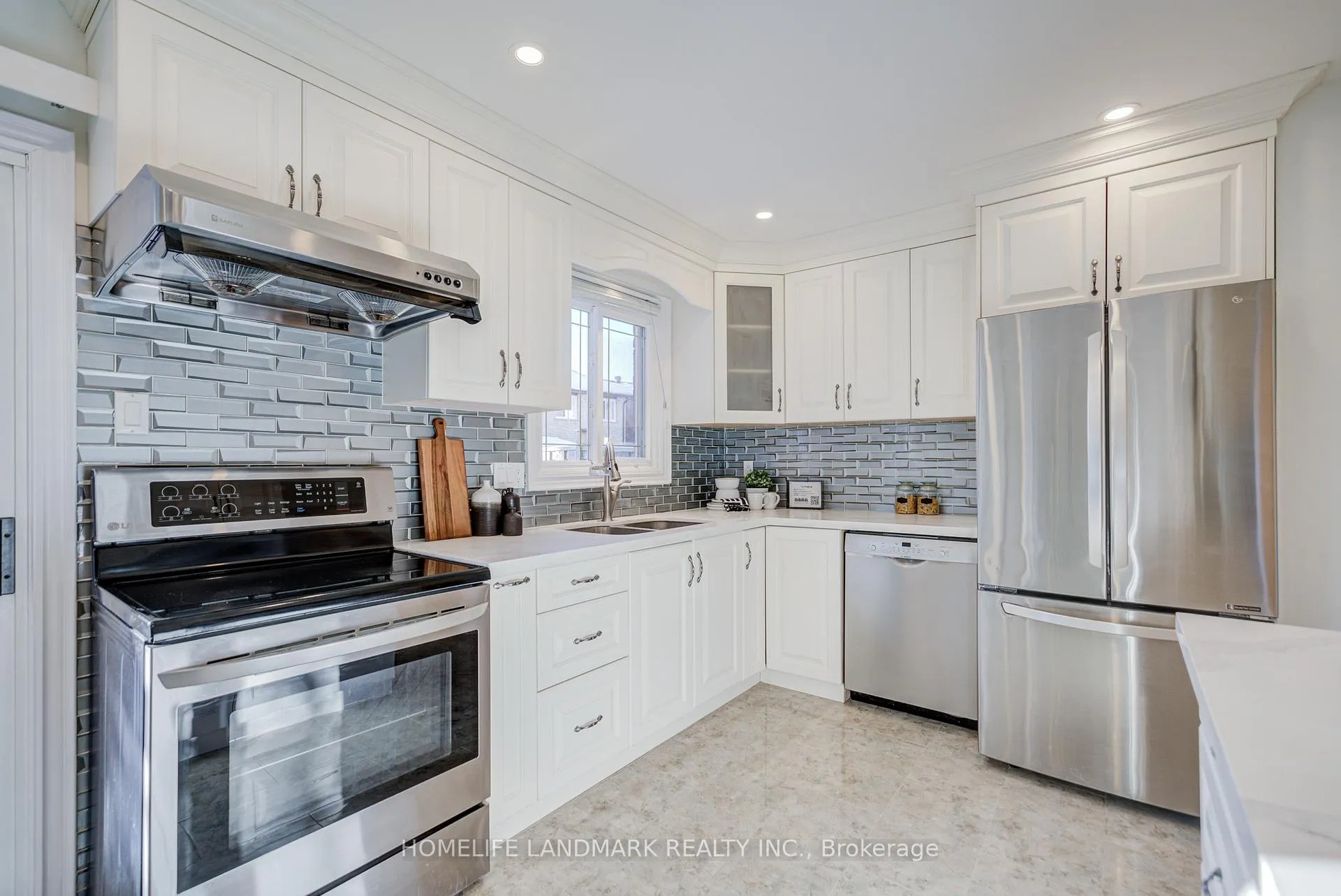 Photo 4 of 101 Upton Crescent, Markham, Milliken Mills West — HOMEH